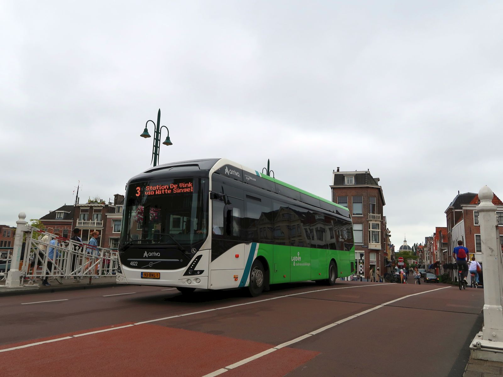 Arriva Bus 4822 Volvo 7900E Elektrobus (vollelektrisch) Baujahr 2019. Blauwpoortsbrug, Leiden 28-07-2023.

Arriva bus 4822 Volvo 7900E elektrische bus bouwjaar 2019. Blauwpoortsbrug, Leiden 28-07-2023.