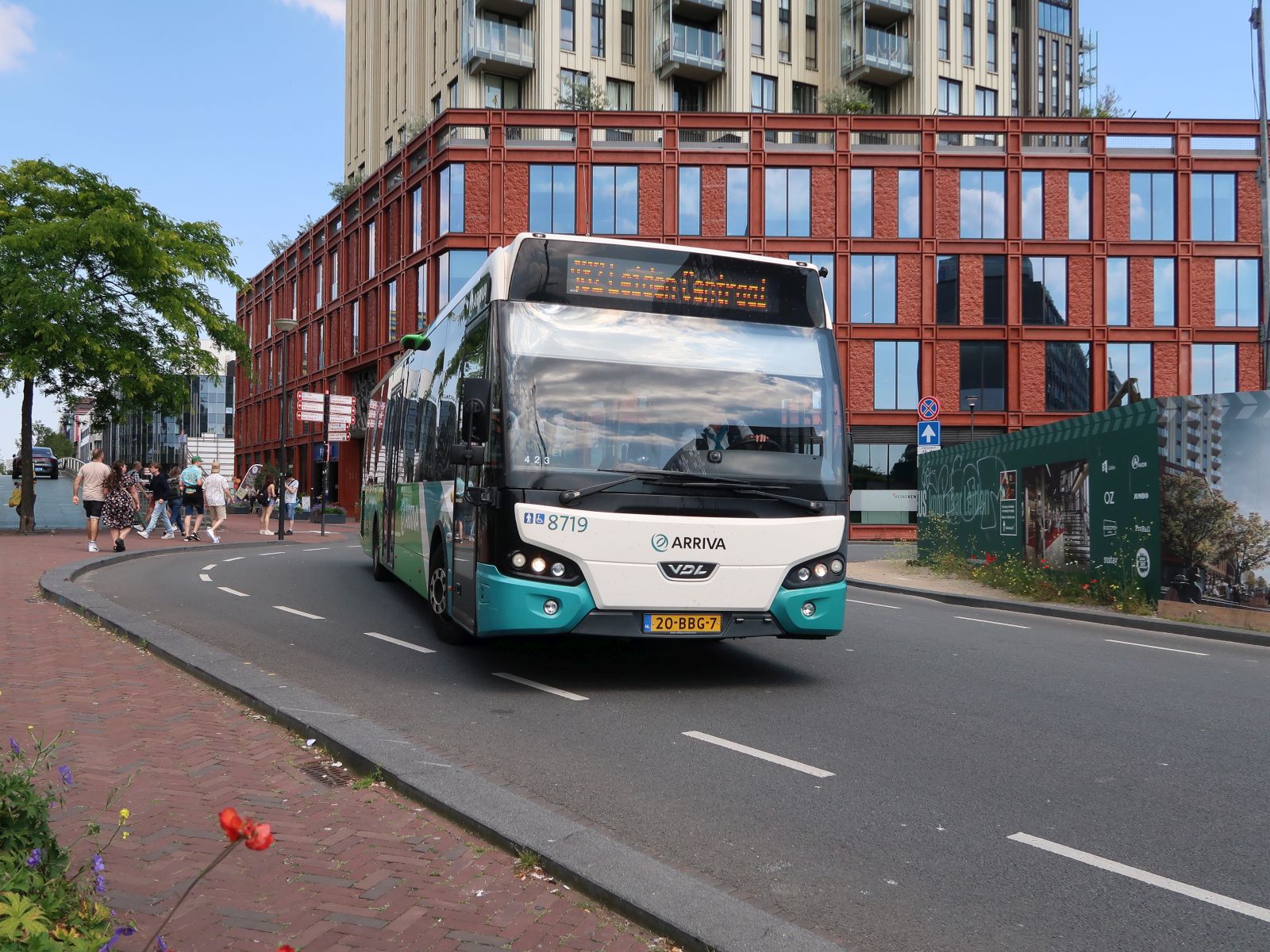 Arriva Bus 8719 DAF VDL Citea LLE120 Baujahr 2012. Stationsplein, Leiden 25-06-2024.

Arriva bus 8719 DAF VDL Citea LLE120 bouwjaar 2012. Stationsplein, Leiden 25-06-2024.