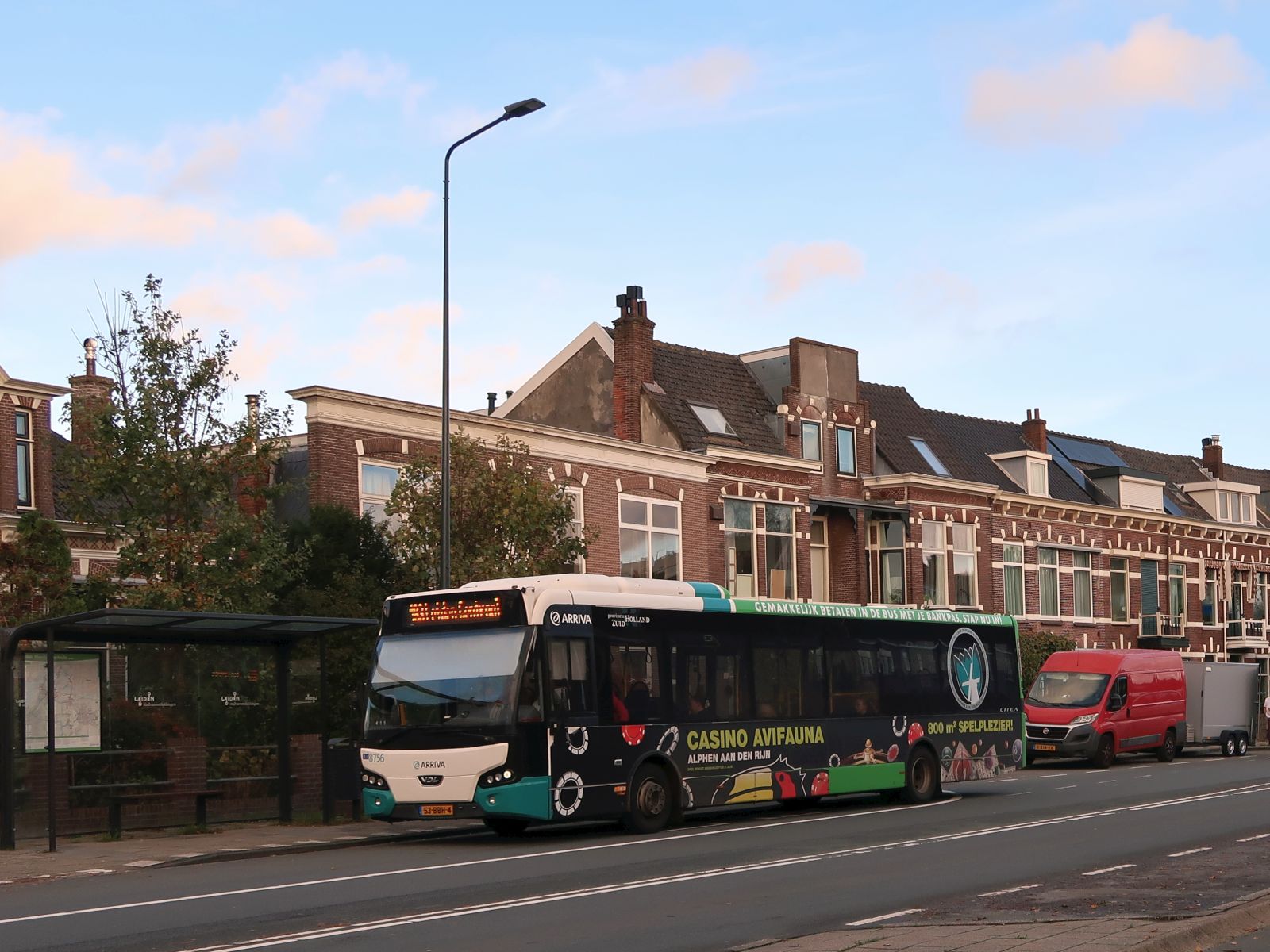 Arriva Bus 8756 DAF VDL Citea LLE120 Baujahr 2012 Haltestelle Meerburgerkade. Hoge Rijndijk, Leiden 06-11-2023.

Arriva bus 8756 DAF VDL Citea LLE120 bouwjaar 2012 halte Meerburgerkade. Hoge Rijndijk, Leiden 06-11-2023.