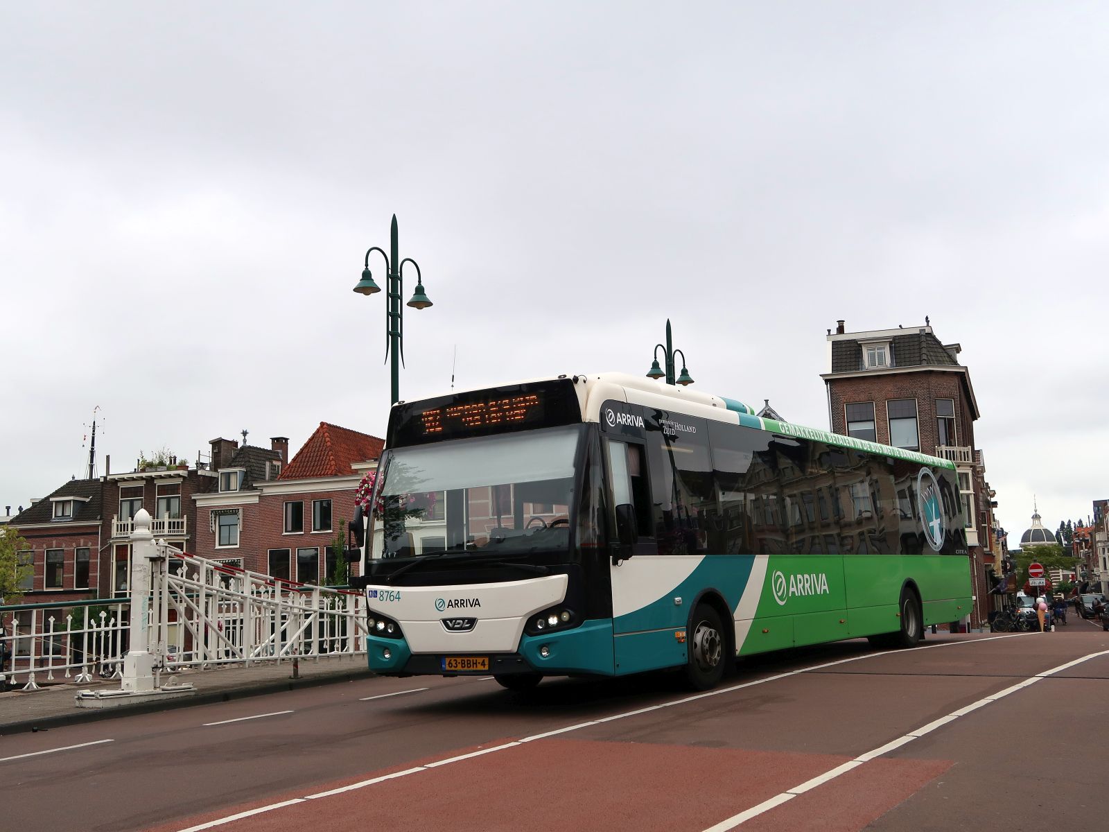 Arriva Bus 8764 DAF VDL Citea LLE120 Baujahr 2012. Blauwpoortsbrug, Leiden 28-07-2023.

Arriva bus 8764 DAF VDL Citea LLE120 bouwjaar 2012. Blauwpoortsbrug, Leiden 28-07-2023.