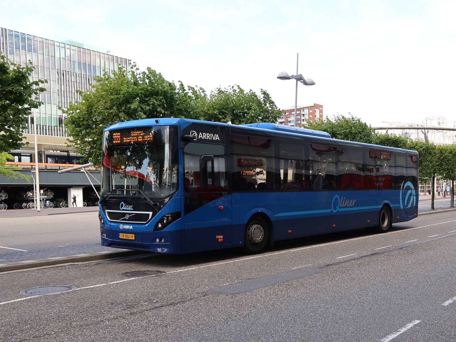 Arriva Qliner Bus 7738 Volvo 8900 Baustelle 2012. Stationsplein, Leiden 25-07-2023.

Arriva Qliner bus 7738 Volvo 8900 bouwjaar 2012. Stationsplein, Leiden 25-07-2023.