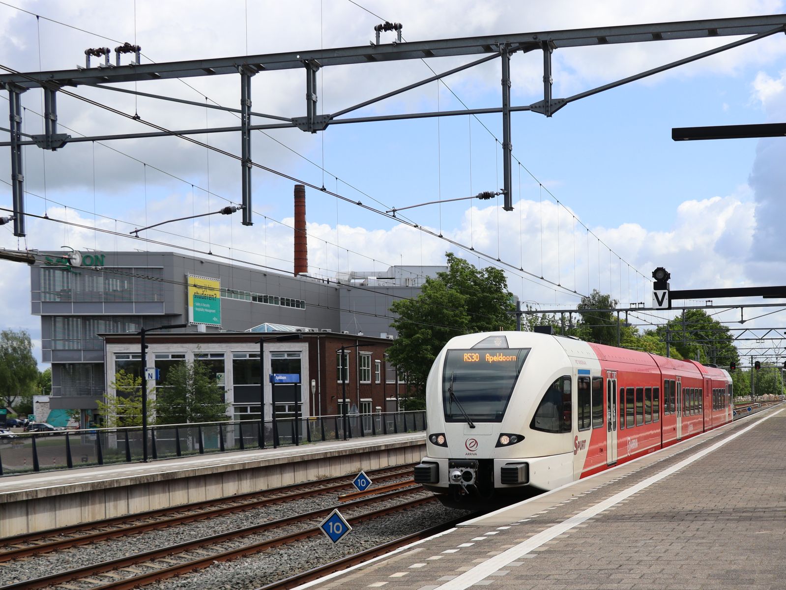 Arriva Stadler D-GTW 2/8 spurt Dieseltriebzug 10 370 mit dem Name  Piet Mondriaan  Gleis 3 Apeldoorn 16-05-2023.

Arriva Stadler D-GTW 2/8 spurt dieseltreinstel 10 370 met de naam  Piet Mondriaan  spoor 3 Apeldoorn 16-05-2023.