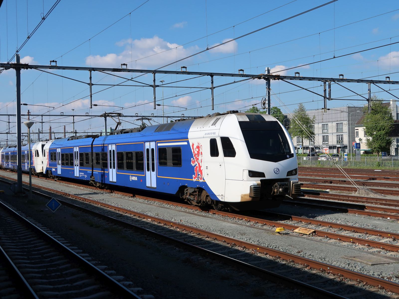 Arriva Stadler FLIRT3 Triebzug 451  De Groote Peel   Bahnhof Maastricht 26-04-2025

Arriva Stadler FLIRT3 treinstel 451  De Groote Peel   station Maastricht 26-04-2025.