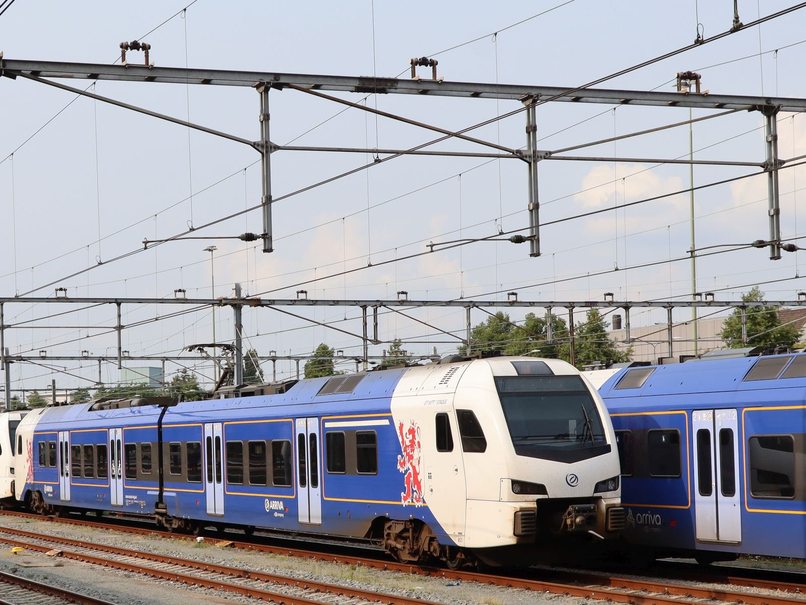 Arriva Stadler FLIRT3 TRiebzug 457 mit dem Name  Het Witte Stadje  Bahnhof Maastricht 18-08-2024.

Arriva Stadler FLIRT3 treinstel 457 met de naam  Het Witte Stadje  station Maastricht 18-08-2024.