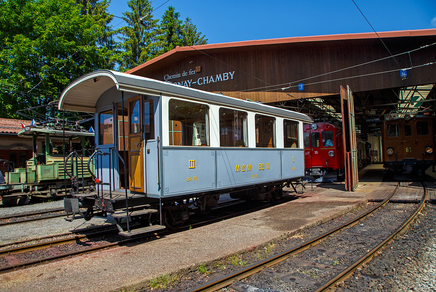 Auch ein Wagen der meterspurigen ehemaligen Monthey–Champéry–Morgins-Bahn, später Aigle-Ollon-Monthey-Champéry-Bahn (AOMC), seit 1999 (wie auch die AL, ASD und BVB) zur der heutigen Transports Publics du Chablais (TPC).

Der zweiachsige  2./3. Klasse Großraumwagen MCM  BC² 10 am 27.05.2023 im Museumsareal in Chaulin der Museumsbahn Blonay–Chamby.

Der Wagen wurde 1908, zur Betriebseröffnung der meterspurigen Monthey-Champéry-Morgins-Bahn (MCM), von der Schweizerischen Industrie-Gesellschaft (SIG) in Neuhausen am Rheinfall gebaut. Anlässlich der 100-Jahres-Feier der Aigle–Ollon–Monthey–Champéry-Bahn im Jahre 2008 kehrte er (als kurzer Gast) auf seine Stammstrecke zurück und wurde bei den Transports Publics du Chablais (TPC) in En Châlex zusammen mit dem elektrischen Personentriebwagen mit Gepäckabteil für den gemischten Zahnrad- und Adhäsionsbetrieb BCFeh 4/4 6 aufgearbeitet. 

TECHNISCHE DATEN:
Hersteller: SIG, Neuhausen
Baujahr: 1908
Spurweite: 1.000 mm
Anzahl der Achsen: 2
Länge über Puffer : 8.700 mm
Länge Wagenkasten: 7.800 mm (mit Plattformen)
Breite: 2.400 mm
Achsabstand: 4.500 mm
Eigengewicht: 6,4 t
Sitzplätze: 6 (2. Klasse) und 24 (3. Klasse)