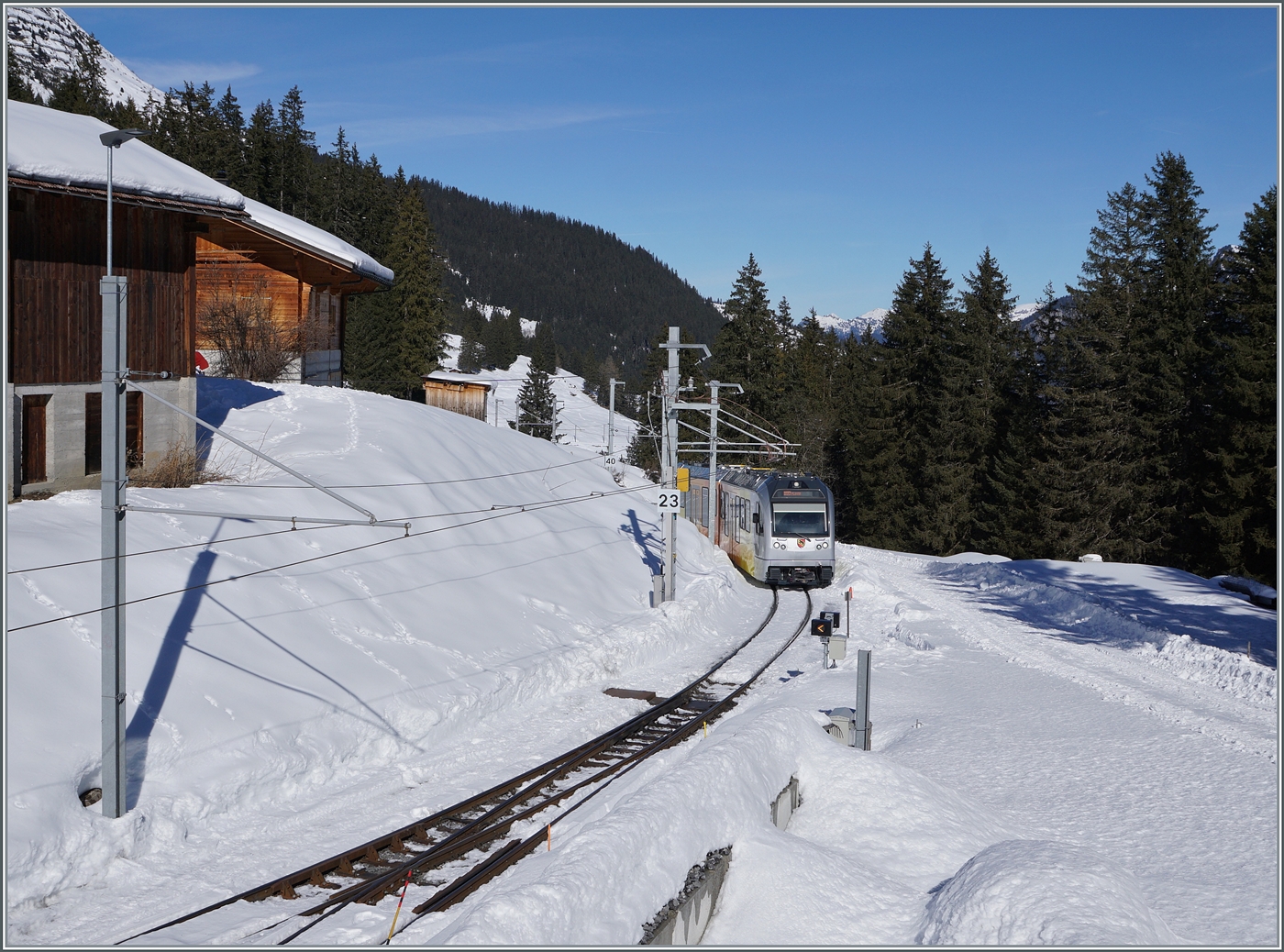 Auch nach dem Abzug der BLM Be 4/4 und der Umstellung des Betriebes mit erhöhter Spannung und Geschwindigkeit lohnt sich der Besuch der BLM: Der BLM Be 4/6 101  Mönch  erreicht als R66 Winteregg. 

18. Februar 2025 