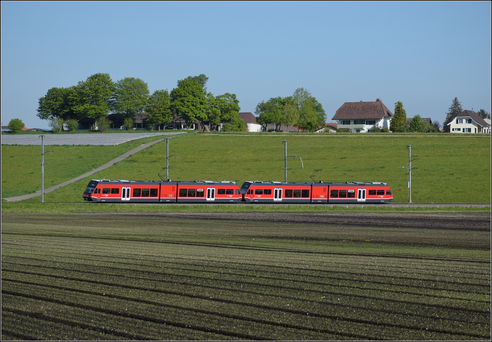 Auf der Biel-Täuffelen-Ins Bahn.

GTW Be 2/6 509 und GTW Be 2/6 510 der ASm bei Siselen. April 2022.