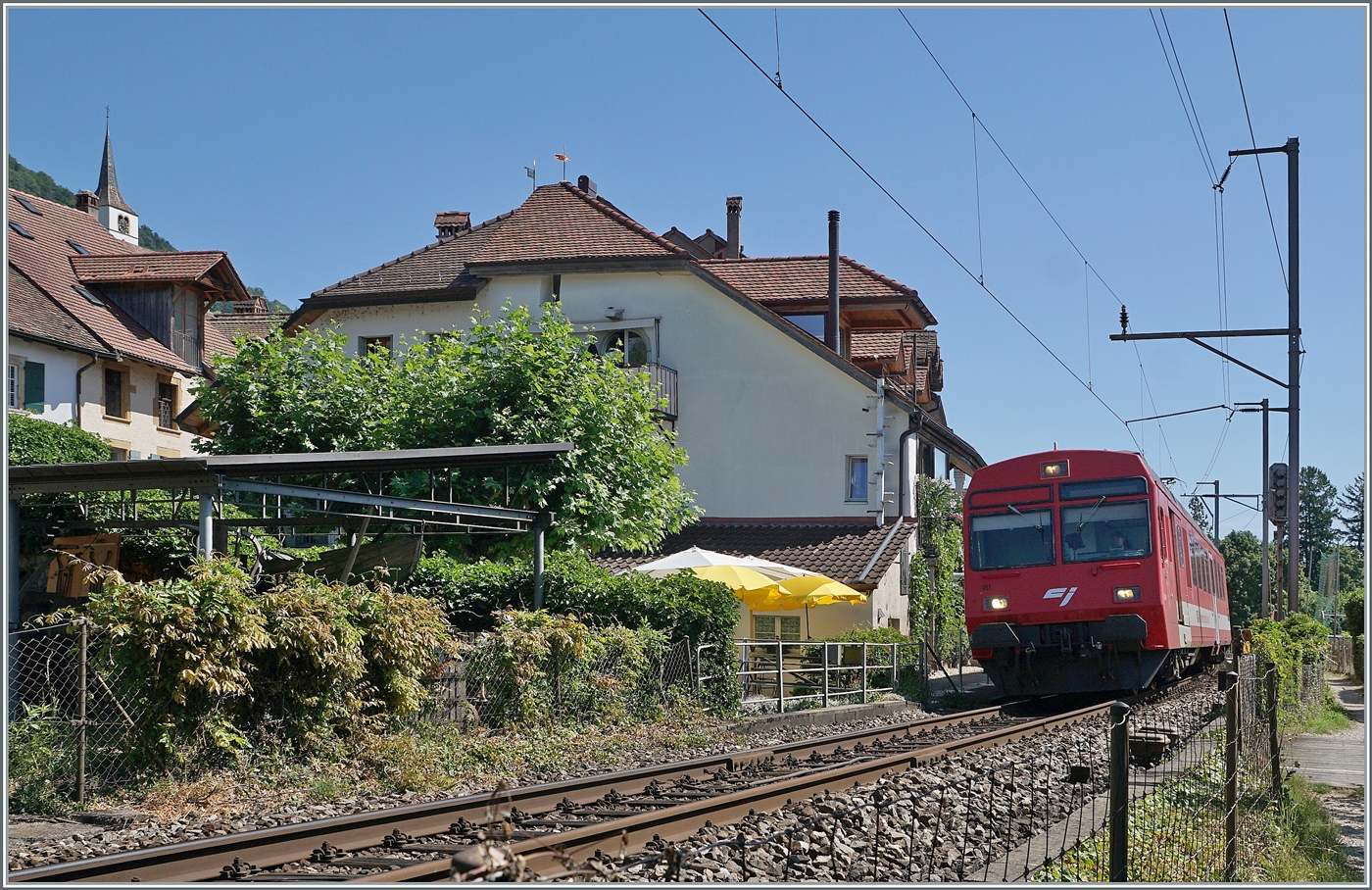 Auf dem Weg in Richtung Bahnhof von Ligerz wurde ich von diesem CJ Pendelzug überrascht. Ich vermute er ist auf dem Weg zum Unterhalt nach Yverdon oder Bulle. 

11. Juli 2025