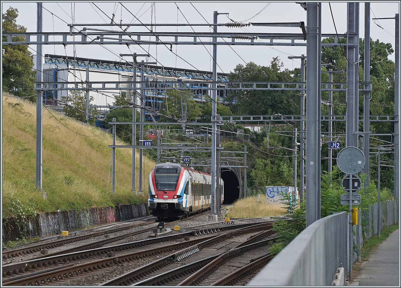 Auf den ersten Blick, eine banale Aufnahme: ein Nachschuss auf einen SBB LEX RABe 522; das Besondere: der SBB RABe 522 229 ist als RL7 23535 auf dem Weg von Annemasse nach Vernier und verl�sst in Jonction die CEVA Strecke, um �ber die Verbindungslinie nach Vernier zu gelangen. Diese Verbindungslinie wurde bis zum Fahrplanwechsel 2025/26 nicht von Reisez�gen genutzt und ist mit 25000 Volt 50 Hertz elektrifiziert. Sie dient dem (schwachen) G�terverkehr von Gen�ve La Praille nach Frankreich, bzw. dem lokalen G�terverkehr. 

23. Juli 2023