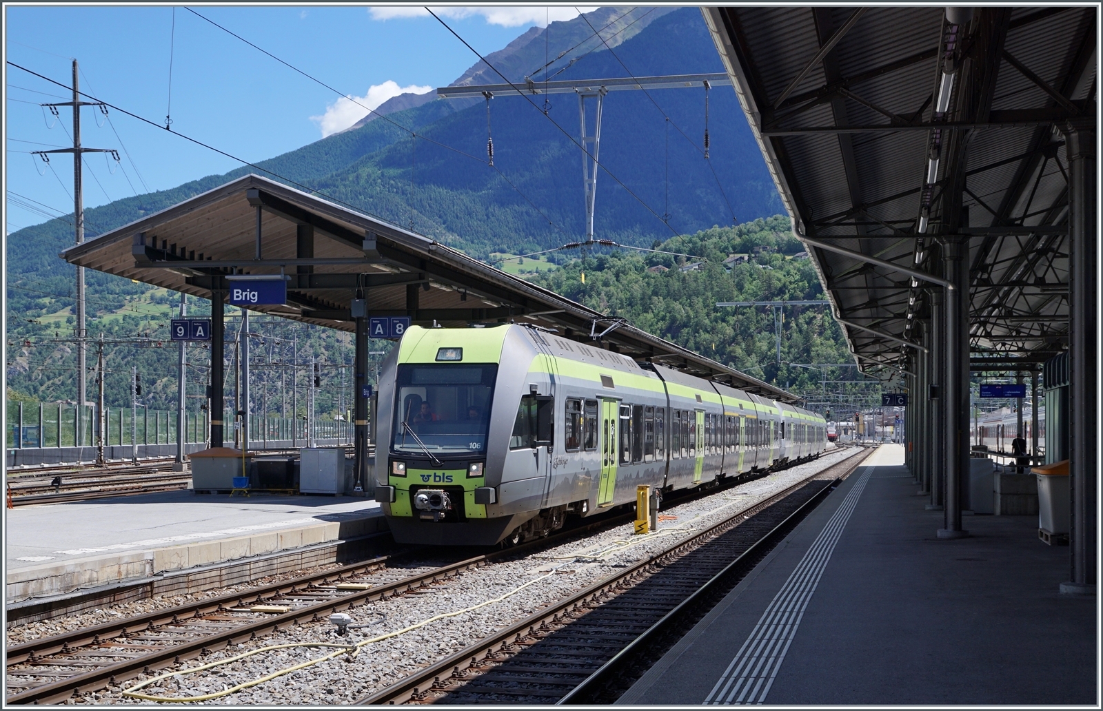 Auf den Fahrplanwechsel(Dez. 2022) sind die BLS RABe 535  Lötschberger  von ihrer namensgebenden Strecke abgezogen und durch MIKA ersetzt worden. 
Das Bild zeigt zwei BLS RABe 535 mit dem RABe 535 106 an der Spite, die in Brig auf die Abfahrt als RE nach Bern warten.

25. Juni 2022