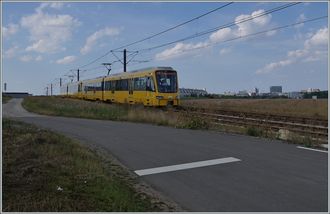 Auf den Fildern bei Echterdingen ist eine SSB U6 auf dem Weg zum Flughafen Messe, welches in wenigen Minuten erreicht wird. 

29. August 2022