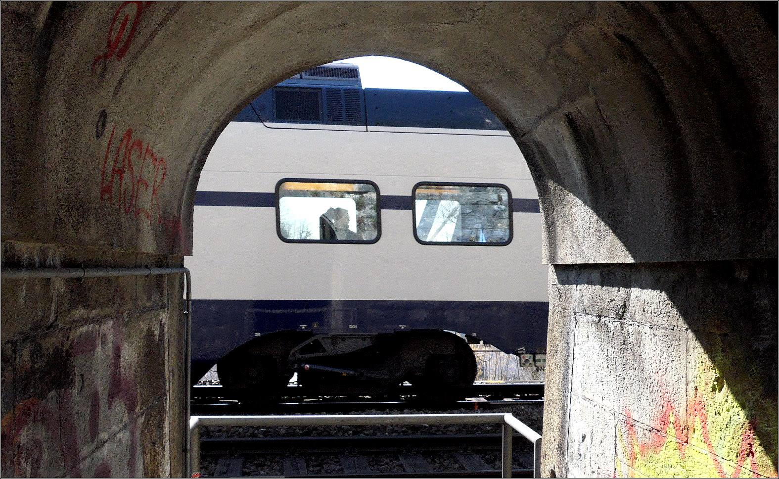Auf Motivsuche mit Olli in Schaffhausen - 

Unterhalb des Promendade Parkes führt ein Fußweg unter den westlichen Bahnstrecken hindurch. Von der Unterführung unter der Badener Bahn blickt man direkt auf die Strecke in Richtung Zürich bzw. Winterthur. Hier haben wir versucht aus dem Fußgängertunnel heraus Züge auf der Schweizer Strecke einzufangen. Hier ein in Richtung Winterthur fahrender S-Bahnzug der Baureihe 511.

06.03.2025 