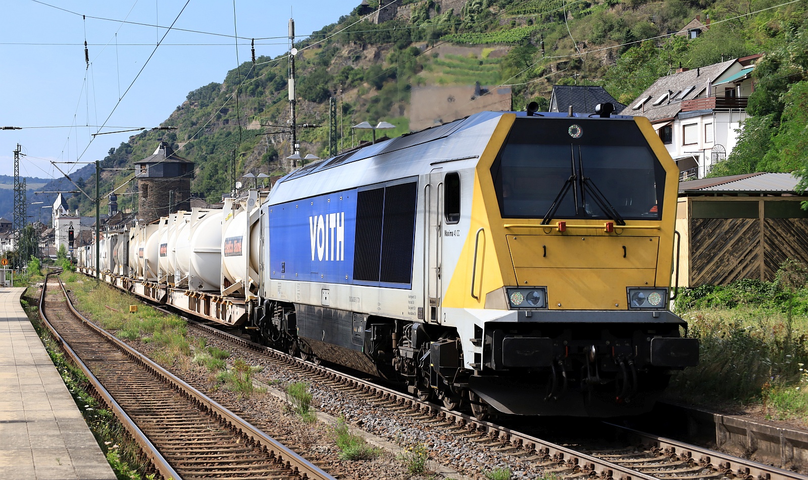 Aufnahme meiner Tochter, gleicher Zug, Stock 264 003-5 mit dem  Modelbahnzug  der Spedition Bäumle und freundlich grüßendem Tf brummt hier gemütlich durch Kaub am Rhein. 05.08.2024   