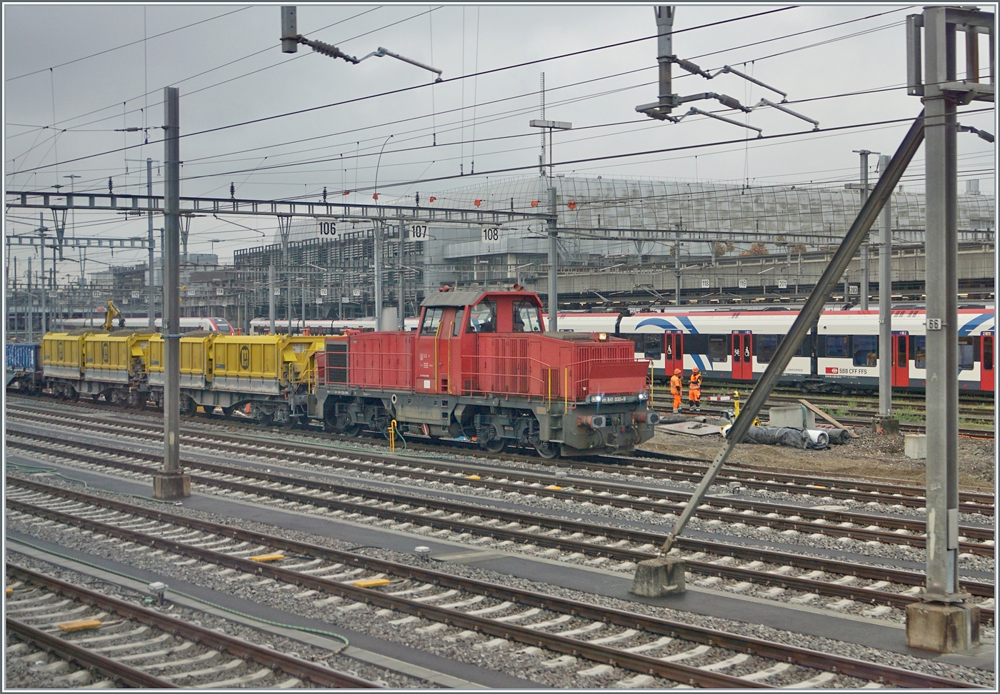 Aus dem Zug bei der Einfahrt in Genève fotografiert: die Diesellok Am 841 035-9 mit einem Bauzug. 

29. April 2026