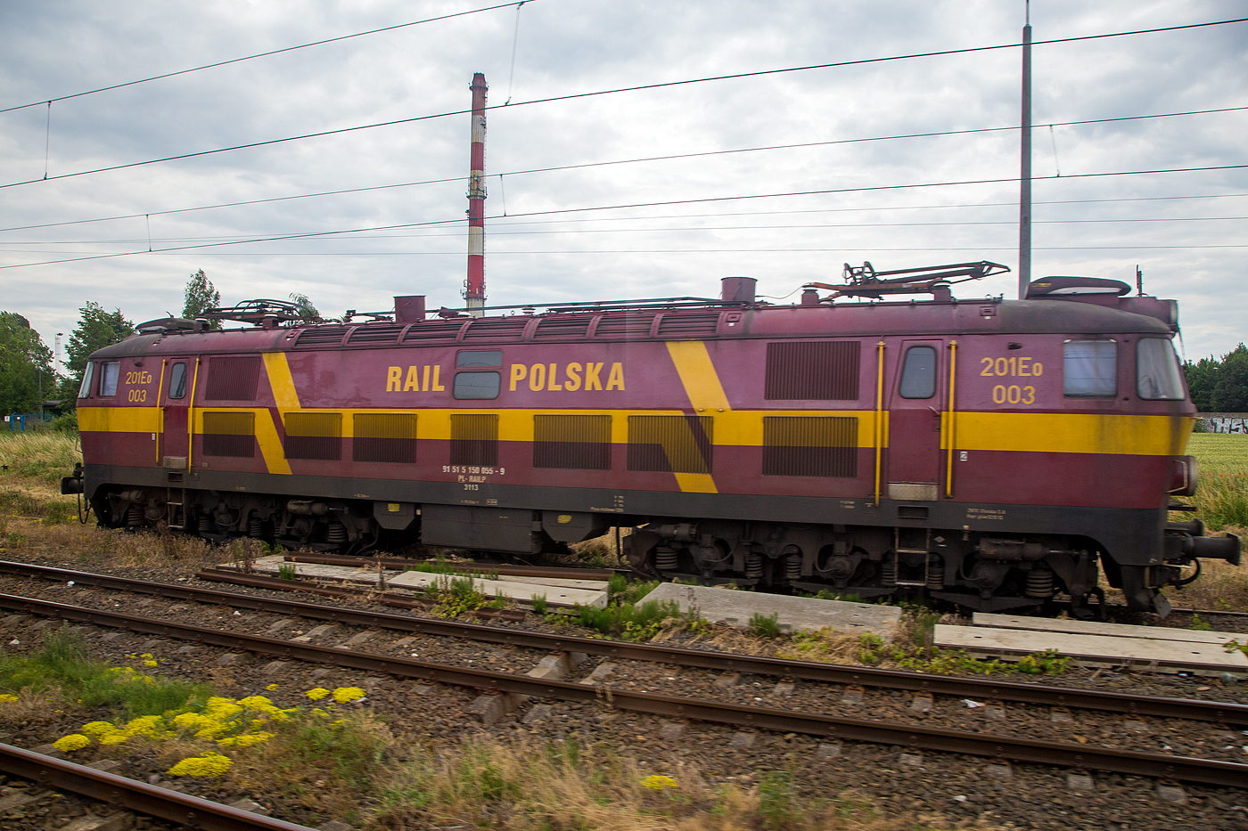 Aus einem Zug heraus, sechsachsige 201Eo 003 (91 51 5 150 055-9 PL-RAILP) der Rail Polska Sp. z o.o., ex ONCF E 1016, steht am 25 Juni 2017 bei Kołodziejewo.

1975/76 wurden 23 Lokomotiven der Bauart vom Typ Pafawag 201Eg nach Marokko exportiert. Die klimatischen Verhltnisse verlangen einige Anpassungen. Der Lokomotivkasten wurde aus rostfreiem Stahl hergestellt, zudem war er wegen grerem Lichtraumprofil auch grer ausgefhrt. Bei der staatliche marokkanische Bahn (ONCF - Office National des Chemins de Fer) wurden sie als Baureihe E 1000 (1001-1023) eingereiht. 

Von diesen Loks gelangten 11 Stck ab 2003 wieder zurck nach Polen. Die ehemaligen Marokko-Loks erkennt man auer an dem greren Lokkasten auch an der anderen Nummerierung (UIC 5 150 anstelle der 3 davor), die sechs Lokomotiven an Rail Polska wurden als 201Eo-001 bis 006 bezeichnet.

TECHNISCHE DATEN der ONCF Loks:
Gebaute Stckzahl: 23
Baujahre: 1975/76
Spurweite: 1.435 mm
Achsfolge: Co’Co’
Lnge ber Puffer:19.240 mm
Drehzapfenabstand: 10.300 mm
Achsabstand im Drehgestell: 2x 1.750 mm (3.500 mm)
Triebraddurchmesser: 1.250 mm
Dienstgewicht: 120 t
Fahrmotoren 6 Stck vom Typ EE541b
Stundenleistung: 3.120 kW
Dauerleistung: 3.000 kW
Anfahrzugkraft: 412 kN
Dauerzugkraft: 212 kN
Hchstgeschwindigkeit: 125 km/h
bersetzung: 1 : 4,3889
Stromsystem: 3 kV DC (=)
Bremsanlage: Oerlikon
