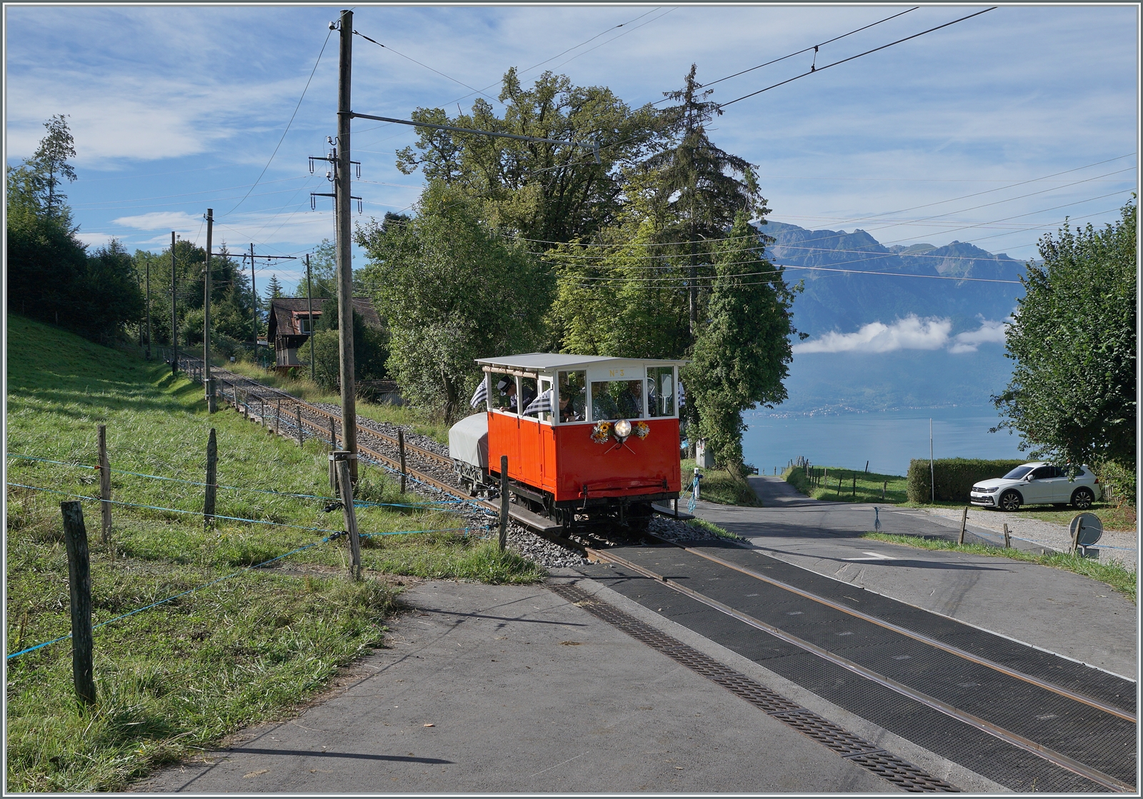 Autour de la voie ferrée / Rund um die eiserne Bahn (Herbstevent 2024) - Der kleine Star des Tages die Dm 2/2 N° 3  Le Biniou  des Réseau Breton (RB) ist auf der Fahrt von Chaulin nach Blonay und erreicht Cornaux. Da klein genug, verdeckt Le Biniou nicht mal die Sicht auf den Genfersee.  

7. Sept. 2024