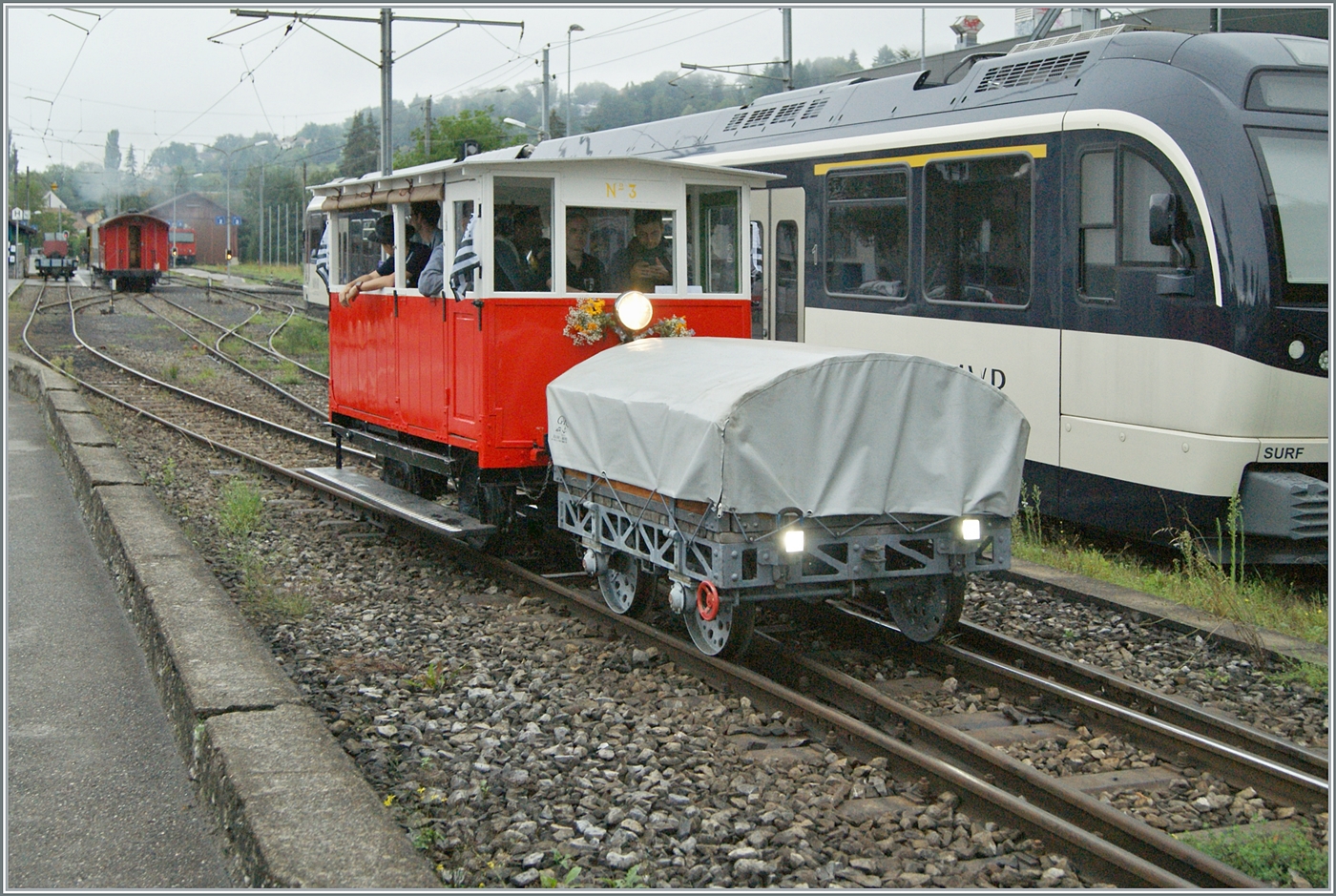 Autour de la voie ferrée / Rund um die eiserne Bahn (Herbstevent 2024) - die Dm 2/2 N° 3 verläst mit ihrem Beiwagen als  Biniou Express  Blonay in Richtung Chantemerle. 

8. Sept. 2024