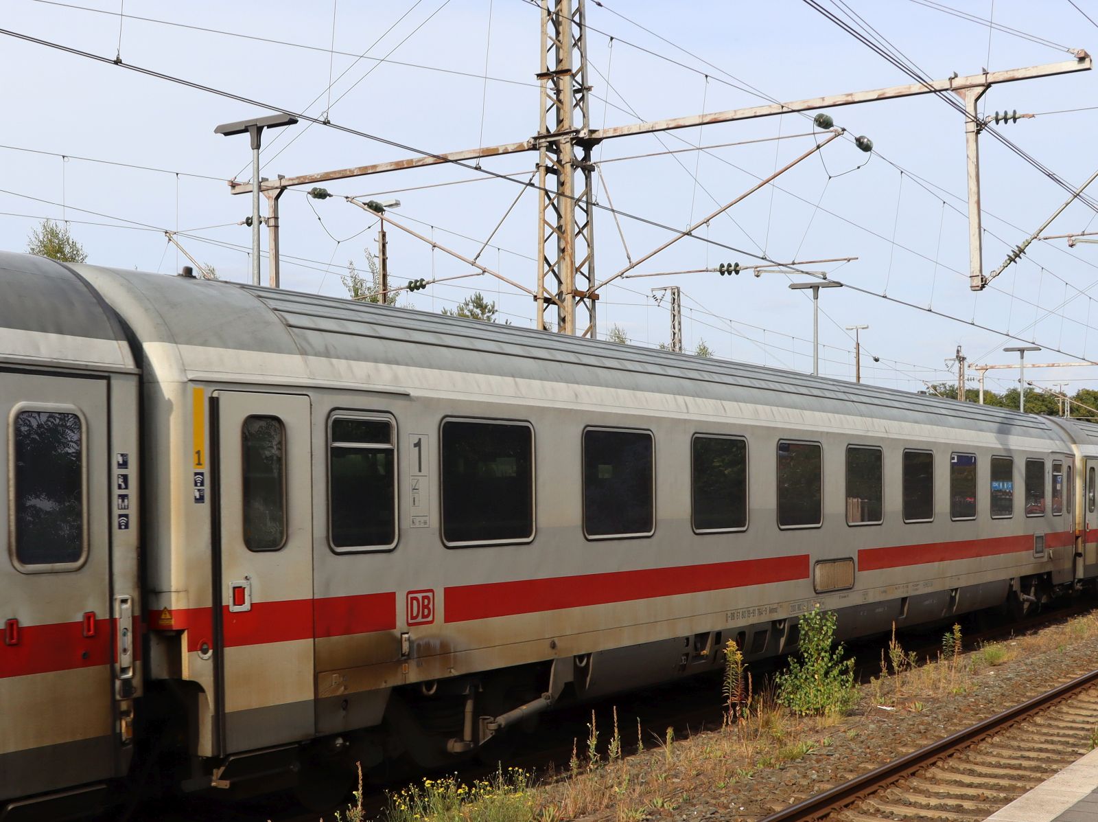 Avmmz 106.5 DB 1. Klasse Intercitywagen mit Nummer D-DB 61 80 19-91 764-9 in versp�tete IC144 von Berlin nach Amsterdam. Gleis 2 Bahnhof Bad Bentheim 27-08-2025.

DB Avmmz 106.5 1e klasse intercityrijtuig met nummer D-DB 61 80 19-91 764-9 in Vertraagde IC144 naar Amsterdam. Spoor 2 station Bad Bentheim 27-08-2025.