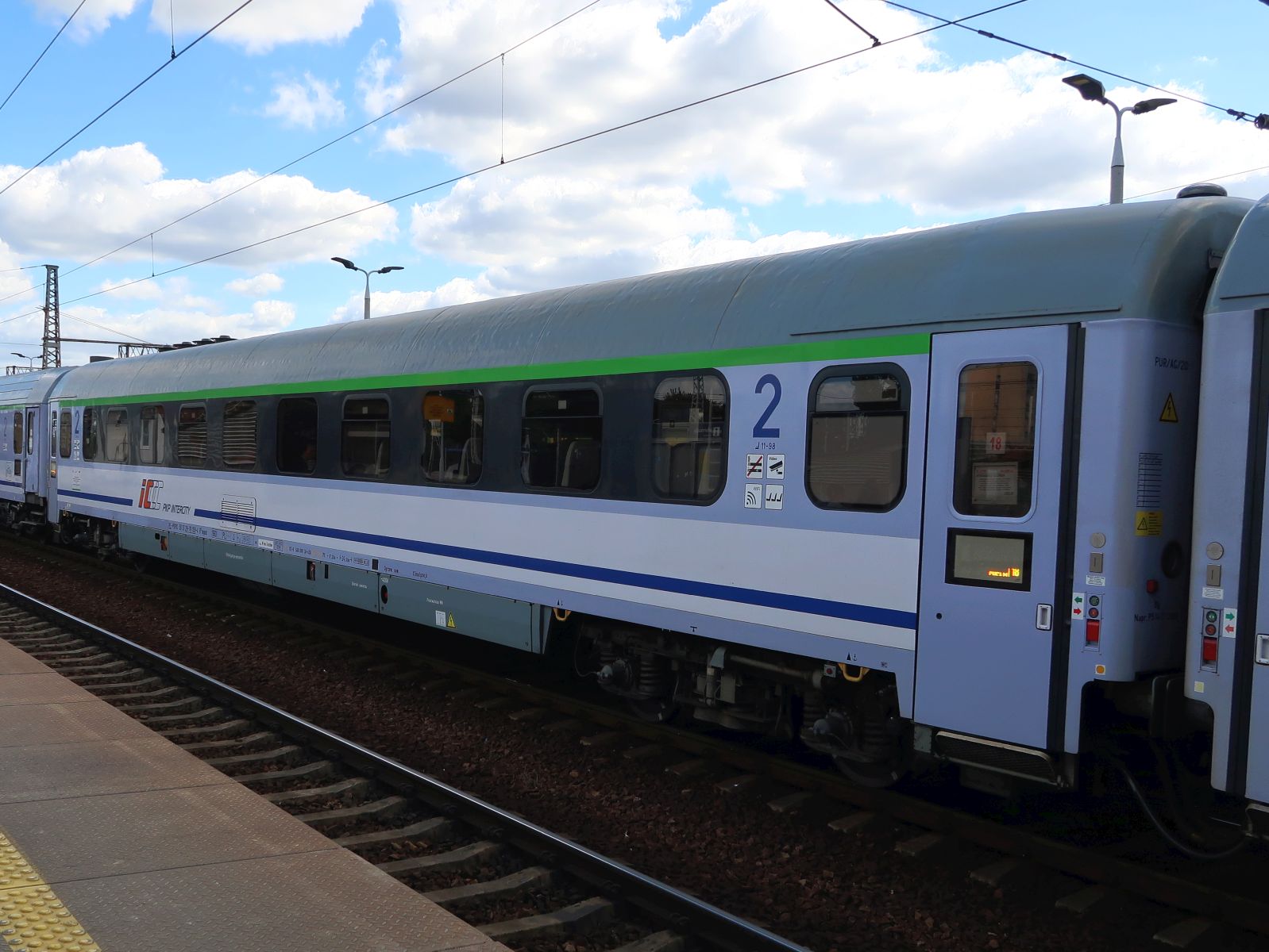 B9nopuz PKP Intercity 2. Klasse Intercitywagen mit Nummer PL-PKPIC 50 51 29-78 051-4 Bahnhof Warszawa Wschodnia, Polen 11-08-2025.

B9nopuz PKP Intercity 2e klasse intercityrijuig met nummer PL-PKPIC 50 51 29-78 051-4 station Warszawa Wschodnia, Polen 11-08-2025.