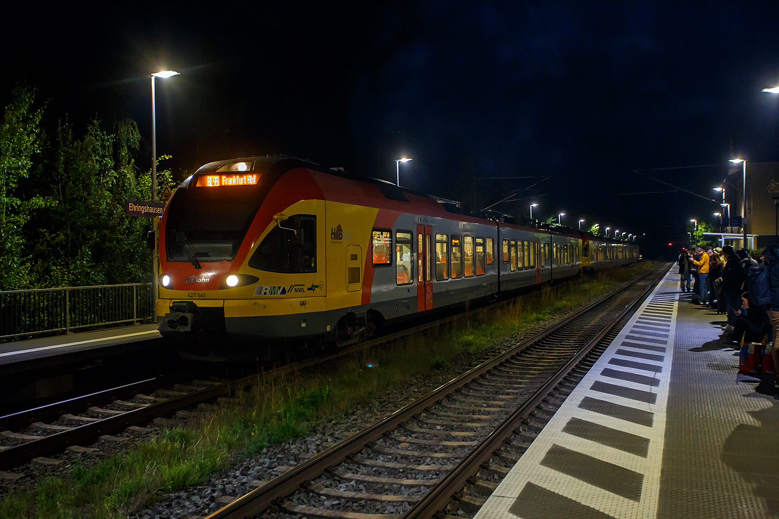 Bahnalltag in Deutschland:
Wir wollten auf die InnoTrans 2026 in Berlin, eine Unterkunft hatten wir in Brandenburg an der Havel gefunden, so ging es am 22 September 2026 fr�hmorgens los. Eigentlich sollte unsere Reise von Betzdorf �ber Siegen, Dortmund und Berlin nach Brandenburg gehen. Doch bereits am 16. September 2026 bekamen wir die Nachricht: Dass die Fahrt �ber Dortmund nicht m�glich sei (Ruhr-Sieg-Strecke war noch weiter gesperrt). Wir hatten Sparpreis mit Zugbindung, diese war nun aufgehoben und so w�hlten wir die Route �ber Frankfurt und Berlin nach Brandenburg.

Um 4:24 Uhr fuhren wir mit der RB 90 in Betzdorf/Sieg los, im Hbf Siegen ging es um 04:58 mit dem RE 99 Siegen Hbf los, der eigentlich um 6:40 Uhr in Frankfurt (Main)Hbf ankommen sollte. Bis kurz vor Ehringshausen (Kr Wetzlar) lief alles normal, dann kam die Durchsage vom Lokf�hrer: „Es gibt Probleme an der Strecke, so w�rde es etwas dauern“. Ca. 20 Minuten sp�ter kam dann die Durchsage: „Wegen einem Defekt an einer Weiche kann ich nicht weiterfahren, wann ist auch noch ungewiss. Steigen Sie bitte aus und gehen auf gegen�berliegende Gleis, aber nicht �ber die Gleise, dort kommt gleich der RB 40, mit ihm kommen sie dann nach Frankfurt. So wir nun �ber die sehr komplizierte und lange Unterf�hrung zum anderen Gleis. Wo wir dann lange in der k�lte standen und auf den RB 40 warteten. Dann kam �ber den Au�enlautsprecher die Durchsage: Entschuldigung, mit dem RB 40 wird es noch was dauern, der r�ckwertige Fahrdienstleiter hat den Zug auf unserem Gleis weiterfahren lassen, ist uns aufgelaufen und nun muss der Zug erstmal wieder zur�cksetzen. Sie k�nnen aber gerne in unseren Zug zur�ckkommen um sich aufzuw�rmen.“ Alles blieb erst noch hier am anderen Bahnsteig in der K�lte. Sp�ter machte der Lokf�hrer die Durchsage �ber den Au�enlautsprecher: „Kommen sie wieder r�ber in unseren Zug und w�rmen sich auf, wenn der andere Zug kommt, dann halte ich den solange auf bis sie drin sind. Au�erdem arbeitet nun ein Techniker an der Behebung der St�rung“ Den RB 40 konnten wir nicht sehen, aber nach eineinhalb Stunden um 7:10 Uhr ging es dann mit dem RE 99 weiter. Der Lokf�hrer teilte uns mit das der Defekt behoben sei und wir so weiterfahren k�nnten, er w�sste aber noch nicht wie weit. Sp�ter sagte er dann durch das er die Anweisung von der HLB Leitstelle bekommen h�tte den Zug nur bis Friedberg (Hessen) zufahren, wo dann unsere Zug endete (gebrochen w�rde). Von dort m�ssten wir dann mit einem anderen Zug nach Frankfurt fahren. Um 7:57 erreichten wir denn so Friedberg. Um 8:10 Uhr ging es dann von Friedberg, mit dem HLB ET 264 als RB 41, weiter nach Frankfurt am Main Hbf, wo wir dann mit 2 Stunden Versp�tung, um 8:40 Uhr endg�ltig ankamen.

Eine entsprechende alternative ICE-Verbindung nach Berlin hatten wir dann schnell gefunden, aber vorher war noch etwas Zeit f�r einen Kaffee. 

Das Bild zeigt zwei gekuppelte Stadler Flirt (BR 427) der HLB als RE 99 „Main-Sieg-Express“ nach Frankfurt(Main)Hbf am 22 September 2026 im Bahnhof Ehringshausen (Kr Wetzlar). Die HLB trug aber keine Schuld an der Versp�tung.

