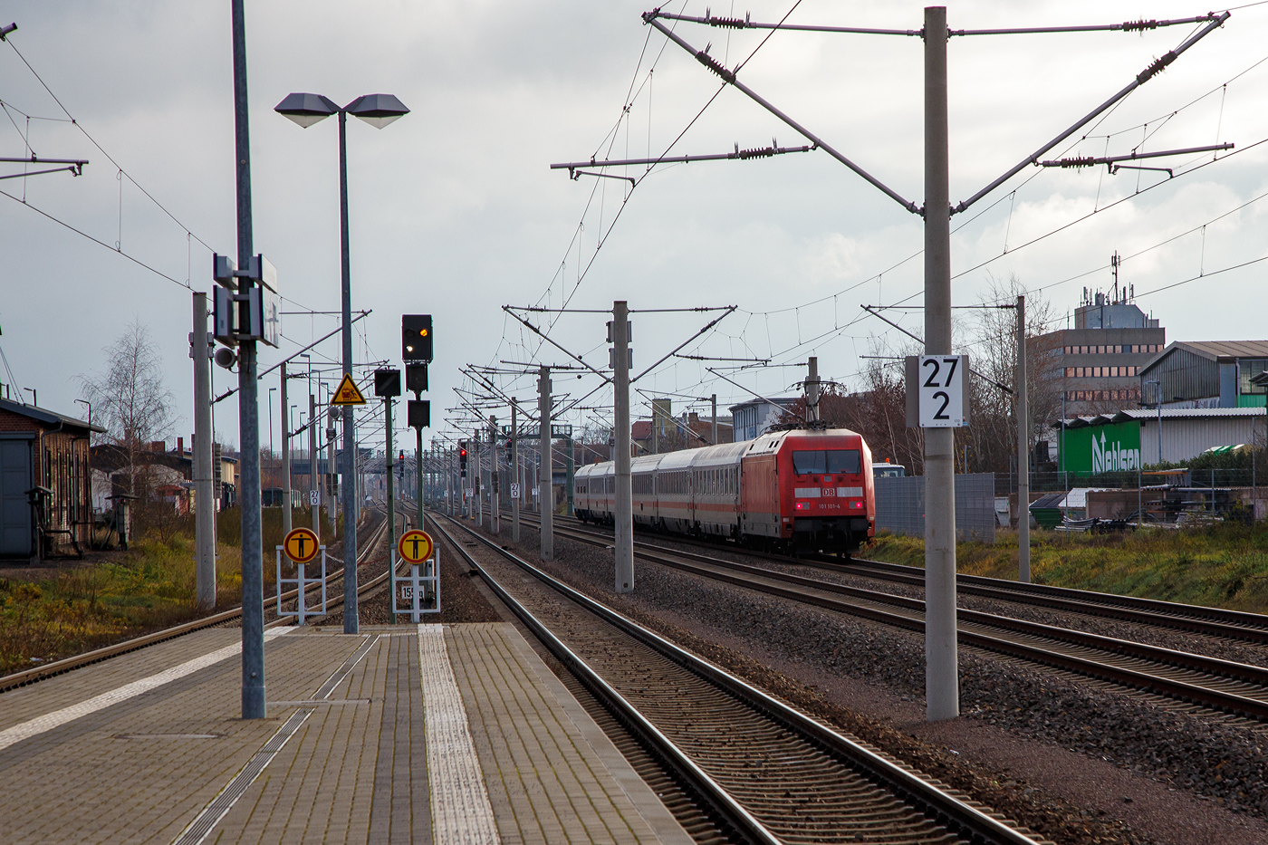 Bahnhof Radebeul Ost am 07.12.2022:
Rechts rauscht die 101 101-4 (91 80 6101 101-4 D-DB) mit einem Steuerwagen voraus in Richtung Dresden. 

Der IC fährt über die Bahnstrecke Leipzig–Dresden (KBS 500), sie eine zweigleisige elektrifizierte Hauptbahn für bis zu 200 km/h. Die von Leipzig über Wurzen, Oschatz und Riesa nach Dresden führende Trasse (ca. 116 km lang) wurde bereits 1839 von der Leipzig-Dresdner Eisenbahn-Compagnie als erste deutsche Ferneisenbahn erbaut und gehört damit zu den ältesten Bahnstrecken in der Geschichte der Eisenbahn in Deutschland. Seit 1993 wird die Strecke als Verkehrsprojekt Deutsche Einheit Nr. 9 ausgebaut. 

Links (rechts und links vom Bahnsteig) die Bahnstrecke Pirna–Coswig (KBS 241.1), sie ist eine zweigleisige elektrifizierte Hauptbahn für bis zu 120 km/h, die vorwiegend der S-Bahn Dresden dient. Sie verläuft auf gleichem Bahnkörper parallel zu den bestehenden Hauptbahnen Děčín–Dresden und Dresden–Leipzig. Der Abschnitt zwischen Pirna und Dresden-Neustadt ist seit 2004 in Betrieb, das Gesamtprojekt wurde im März 2016 mit der Fertigstellung der verbliebenen Strecke Dresden-Neustadt–Coswig abgeschlossen.

