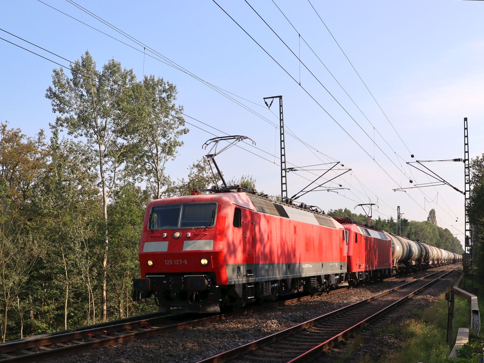 Bahnlogistik24 Lokomotive 120 127-6 und Schlun� Eisenbahnlogistik Lokomotive 120 143-3 bei Bahnh�bergang Grenzweg, Hamminkeln 19-09-2024.

Bahnlogistik24 locomotief 120 127-6 en Schlun� Eisenbahnlogistik locomotief 120 143-3 bij overweg Grenzweg, Hamminkeln 19-09-2024.
