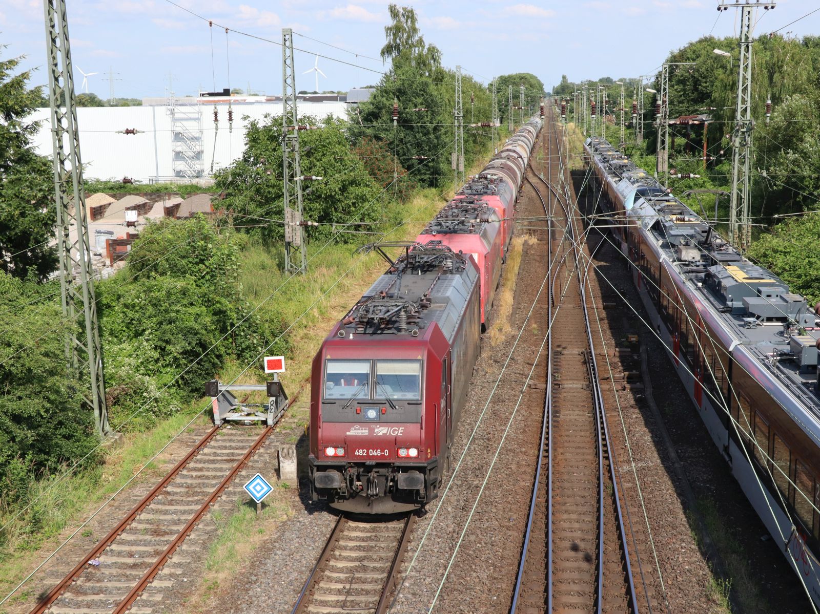 Bahnlogistik24 Lokomotive 482 046-0 (91 85 4482 046-0 CH-IRSI) mit zwei Loks der Baureihe 120 . Nierenberger Stra�e, Emmerich am Rhein 11-07-2024.

Bahnlogistik24 locomotief 482 046-0 (91 85 4482 046-0 CH-IRSI) met twee loc'n serie 120 in opzending. Nierenberger Stra�e, Emmerich 11-07-2024.