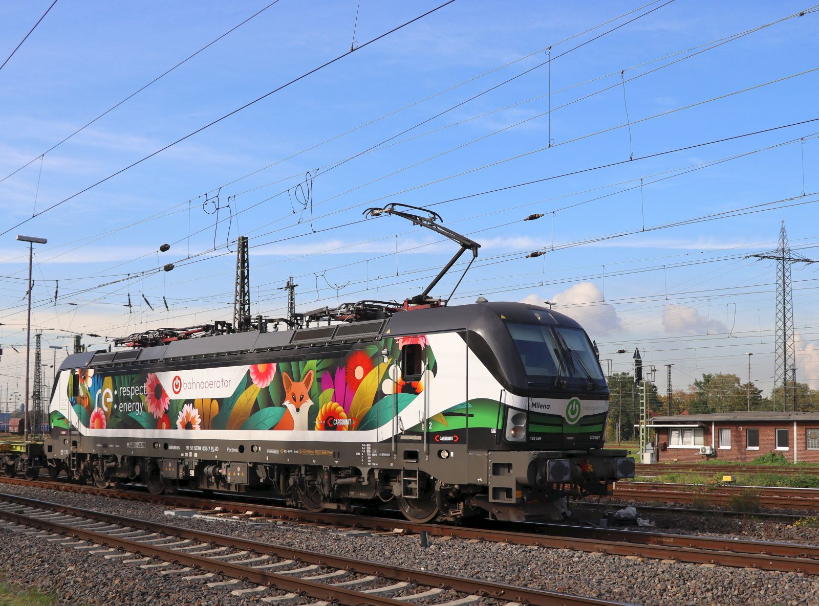 Bahnoperator/Cargo Unit Lokomotive 193 569 ( 91 51 5370 039-7 PL-ID ) aus Polen mit dem Name  Milena . G�terbahnhof Oberhausen West, Deutschland 18-10-2024.

Bahnoperator locomotief 193 569 ( 91 51 5370 039-7 PL-ID ) uit Polen met de naam  Milena  Verhuurder is Cargo Unit. Goederenstation Oberhausen West, Duitsland 18-10-2024.