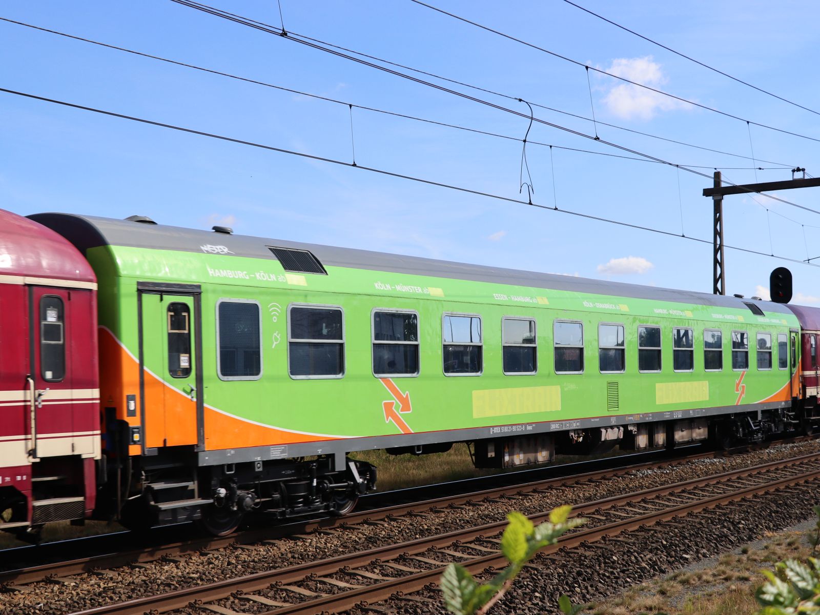 
BahnTouristikExpress Bomz Sitzwagen mit Nummer 51 80 21-90 523-8 D-BTEX in Leerzug Sziget Express Holten, Niederlande 08-08-2022

BahnTouristikExpress Bomz zitrijtuig met nummer 51 80 21-90 523-8 D-BTEX in leegmaterieeltrein Sziget Express station Holten 08-08-2022.