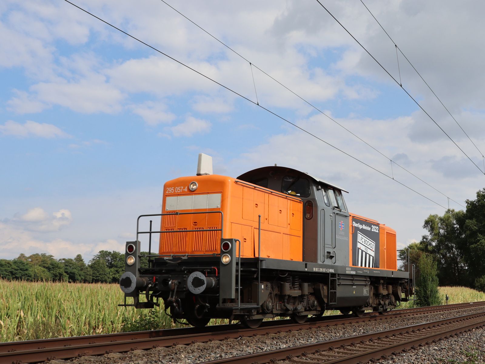 BEG (Bocholter Eisenbahn Gesellschaft) Diesellok 295 057-4 mit Aufschrift  FC Bocholt Oberliga-Meister 2022  Wasserstrasse, Hamminkeln 18-08-2022.


BEG (Bocholter Eisenbahn Gesellschaft) dieselloc 295 057-4 met opschrift  FC Bocholt Oberliga-Meister 2022  Wasserstrasse, Hamminkeln 18-08-2022.