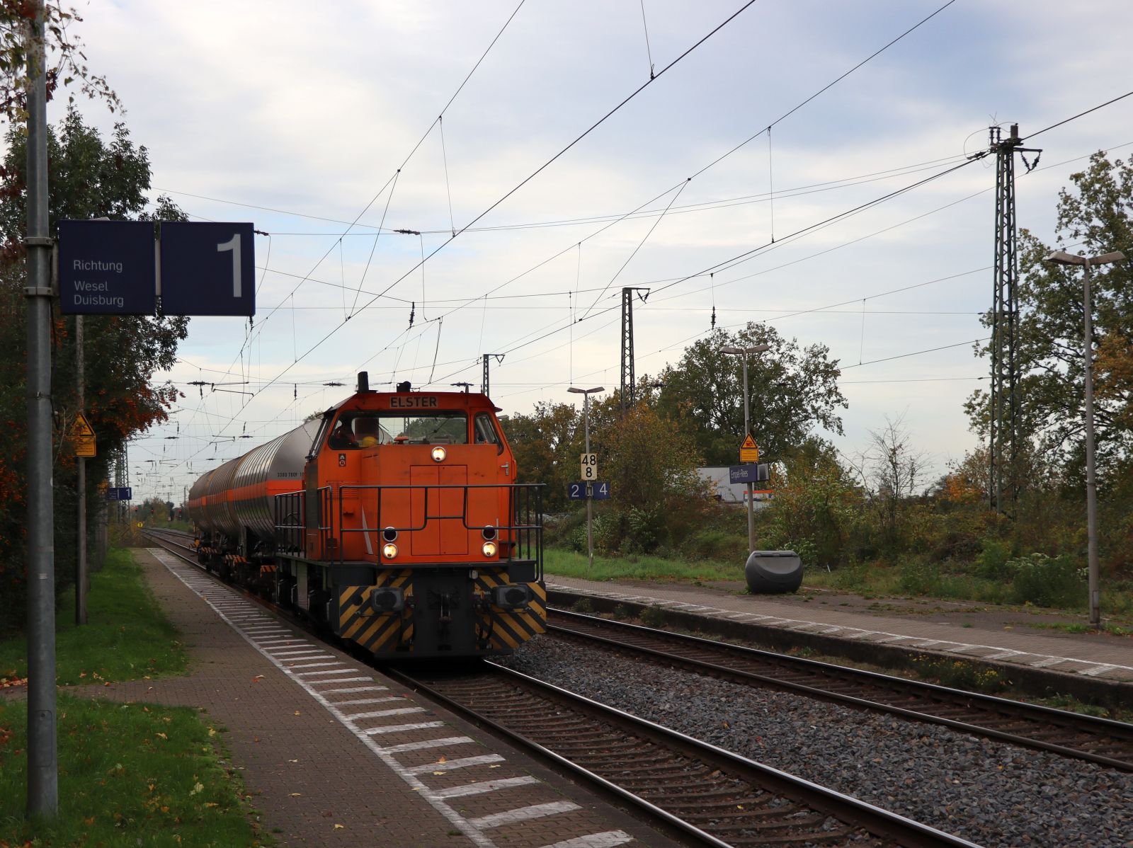 BEG (Bocholter Eisenbahn Gesellschaft) Dieselokomotive 275 103-7 (98 80 1275 103-7 D-NRAIL) Baujahr 1993 Gleis 1 Bahnhof Empel-Rees 03-11-2022.

BEG (Bocholter Eisenbahn Gesellschaft) dieselocomotief 275 103-7 (98 80 1275 103-7 D-NRAIL) bouwjaar 1993 spoor 1 station Empel-Rees 03-11-2022.
