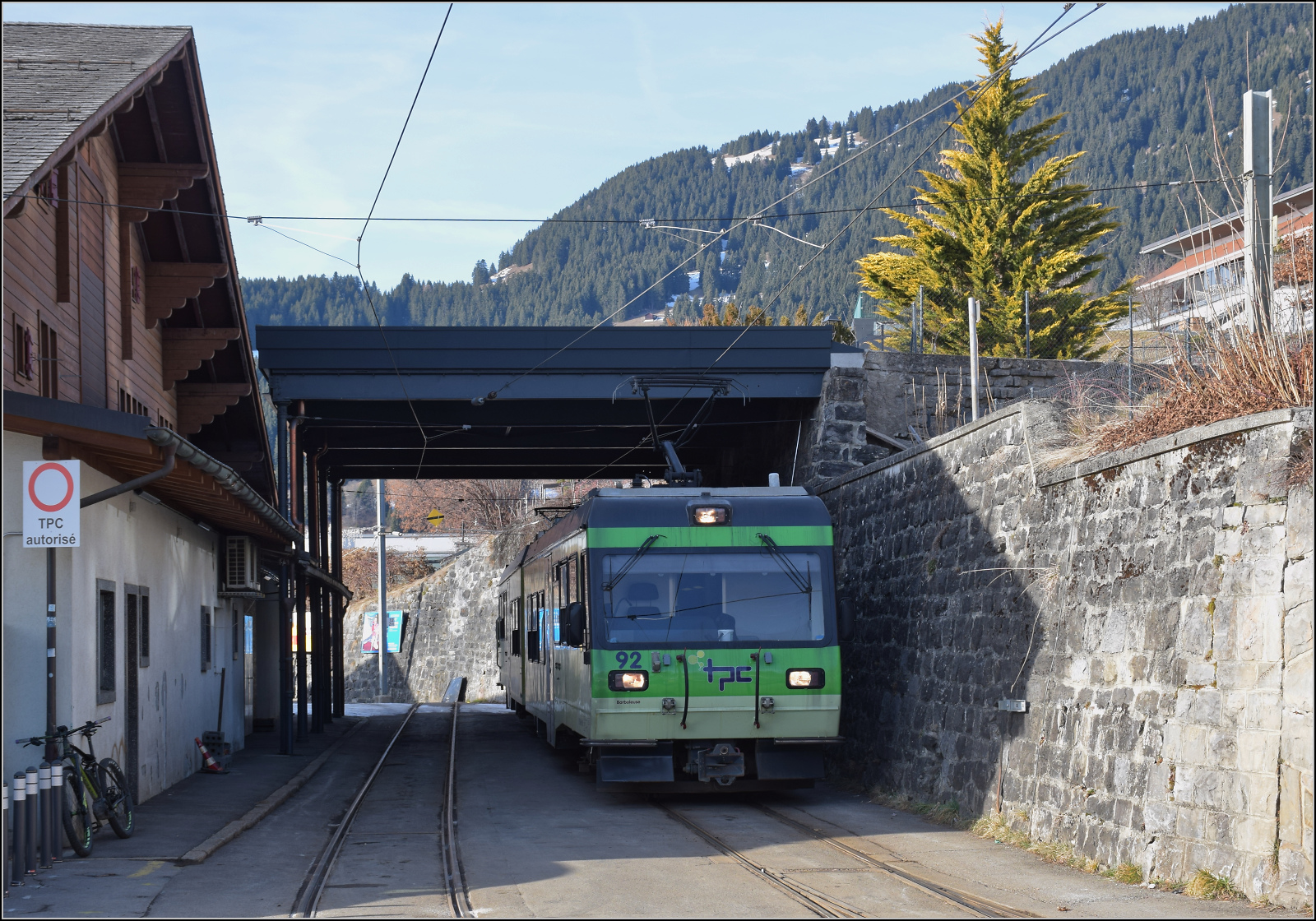 Beh 4/8 92 'Barboleuse' wartet auf weitere Einsätze in Villars-sur-Ollon. Der Triebwagen wurde 2001 von Bombardier und Stadler geliefert. Januar 2026.