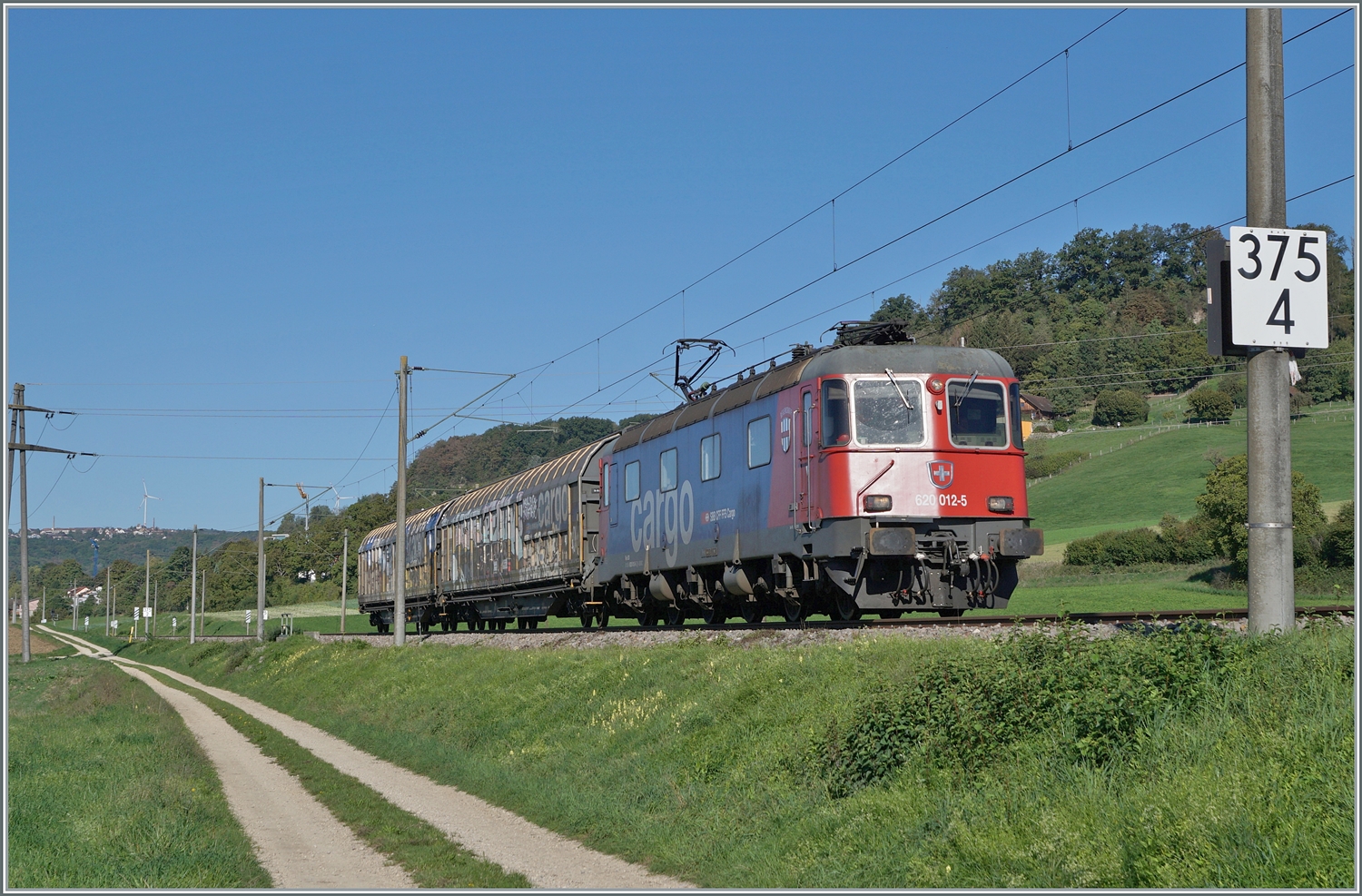 Bei Bietingen, bei Kilometer 375.4, ist die SBB Re 6/6 11612 (Re 620 012-5)  Regensdorf  mit einen kurzen Güterzug nach Singen unterwegs.

19. September 2022