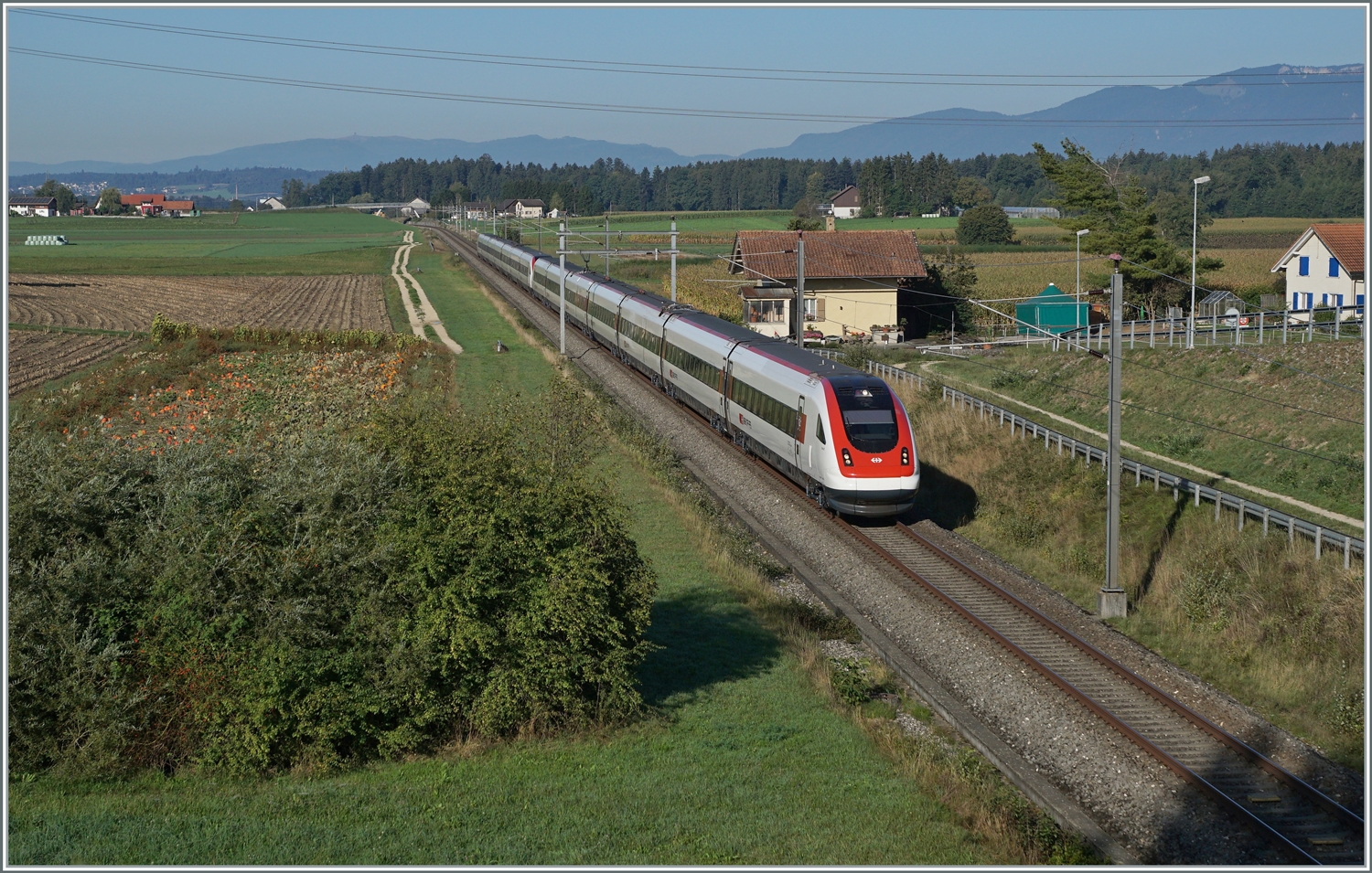 Bei Bolken, am ehemaligen Bahnwärterhäuschen vorbei, fährt ein ICN 500 auf dem Weg vom Lac Léman zum Bodensee durchs Mittelland. Was das beschauliche Bild nicht zeigt, ist dass der ICN mit gut 200 km/h über die Ausbaustrecke in Richtung NBS fährt! Gleis liegen hier schon lange: Die 1857 eröffnete Strecke von Herzogenbuchsee nach Solothurn war eine wichtige Verbindung in die Westschweiz bis 1876 die Gäubahn nach  Neu Solothurn  nach kaum zwanzig Jahren zur Nebenbahn degradierte. Noch bis 2004 hielt sich die Strecke und beim Bau der Anbindung von Solothurn zur NBS wurde auf dem Abschnitt Solothurn - Inkwil das Trasse der alten  Buchsibahn  genutzt.

12. September 2022