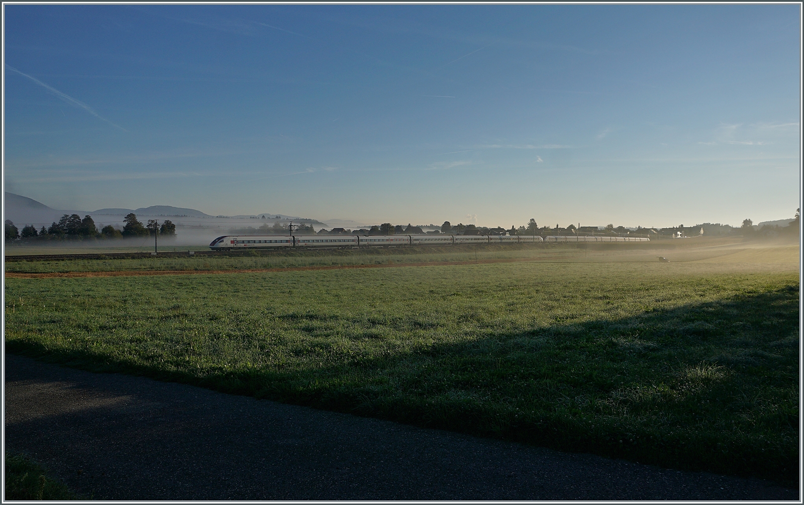 Bei Bolken ist ein ICN auf dem Weg nach Solothurn. Morgentliche Nebel-Romantik auf der ABS Wanzwil - Solothurn. 

12. Sept. 2022