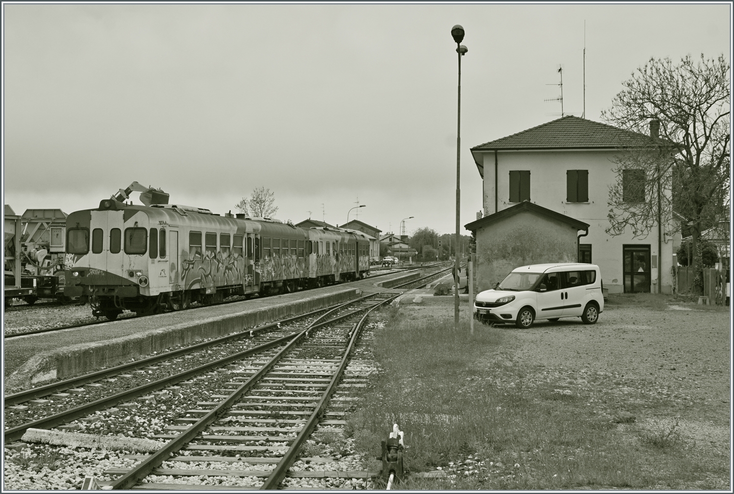 Bei dem Geschmiere nur als Dokumentation und in S/W: der Bahnhof von Boretto mit dem beiden Aln 663 019 und 018.

17. April 2023
