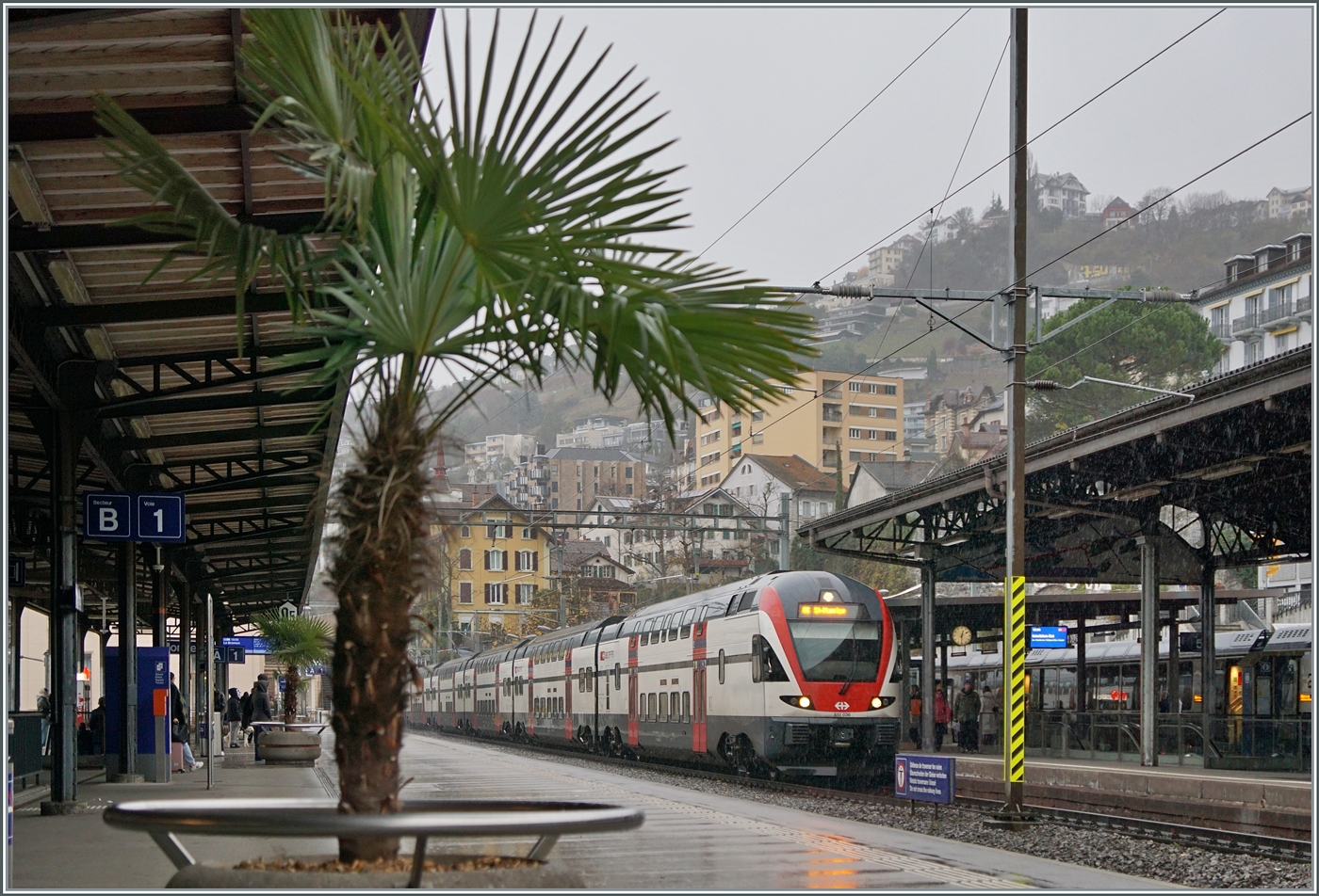 Bei dem Wetter hilft auch die Palme wenig...

Der SBB RABe 511 036 erreicht als RE 33 Monteux. 