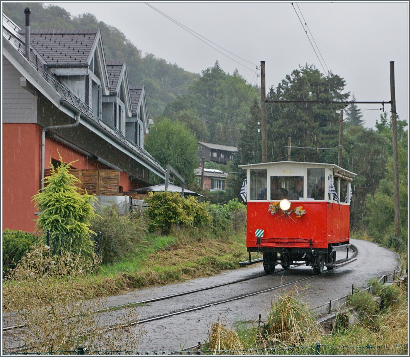 Bei einem Wetter das dem bretonischen Biniou Dm 2/2 N° 2 wohl nicht fremd sein dürfte dieselt die kleine Draisine bei Blonay dem Bahnhof entgegen. 

8. Sept. 2024
