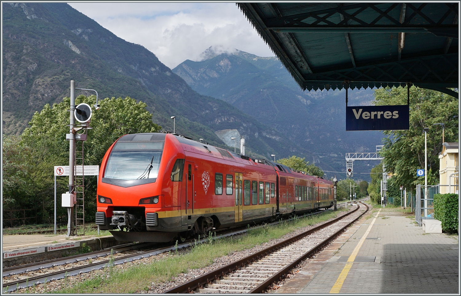 Bei etwas besserem Licht aber als Nachschuss: der FS Treniatlia BTR 813 001 verlässt als RV VdA 2725 von Torino nach Aosta den Bahnhof von Verres. 

17. September 2023 