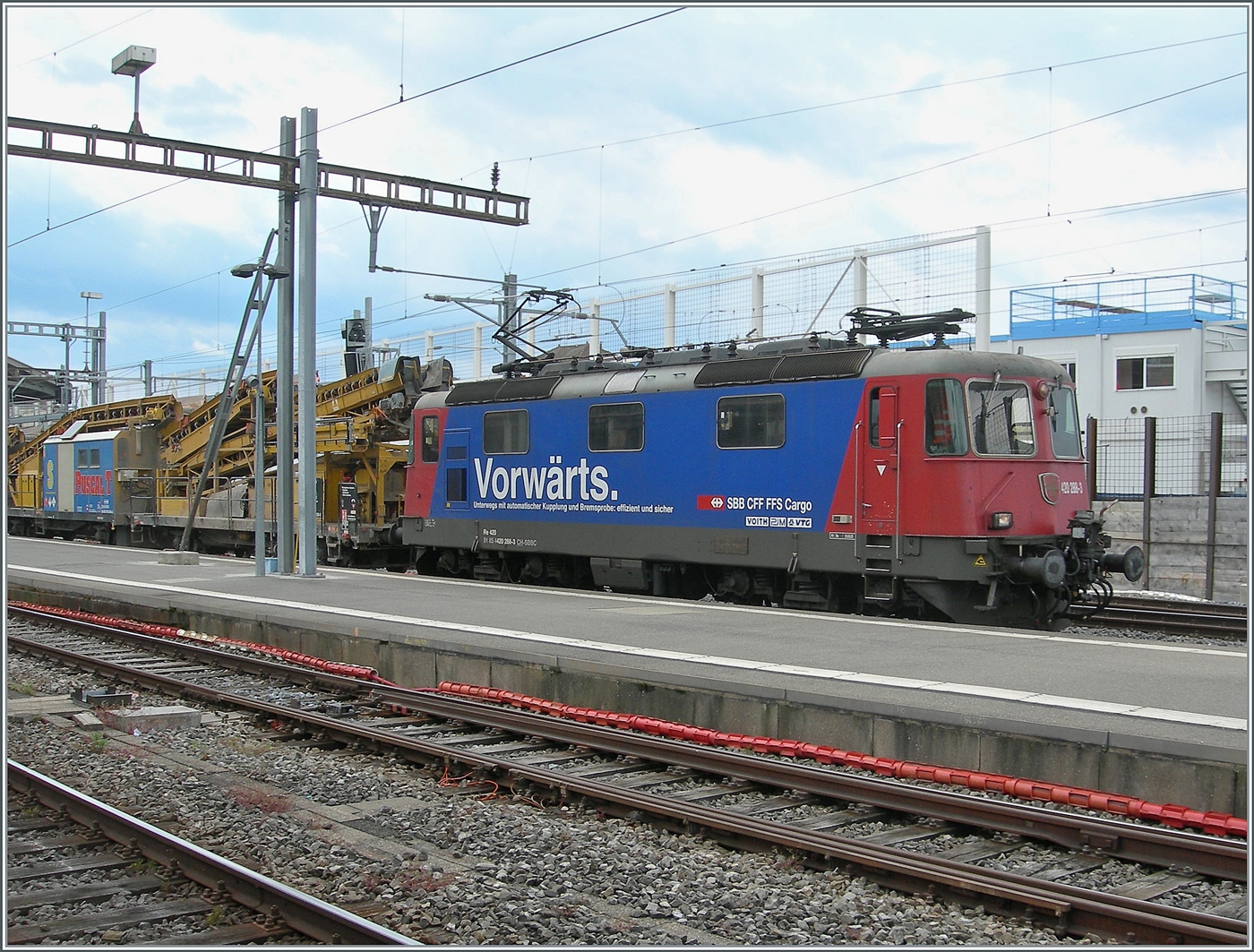 Bei der inzwischen  doch recht seltene Möglichkeit, eine SBB Re 4/4 II zu fotografieren, wagte ich die wenig beliebte Art des  über den Bahnsteig hinweg : Im Bild die SBB Re 4/4 II 11288 (Re 420 288-3). Im Vordergrund die wenig sinnvolle Weichenheizung einer verschraubten Weiche.

4. Juni 2025