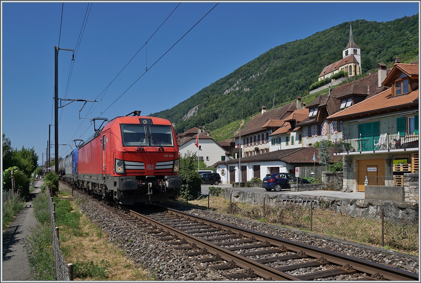 Bei Ligerz, auf dem letzten noch verblieben Einspurabschnitt der Strecke 210 Lausanne - Biel/Bienne sind die DB 193 350 und eine WRS 475 mit einem Kesselwagengazzug auf dem Weg in Richtung Biel/Bienne. 

11. Juli 2025