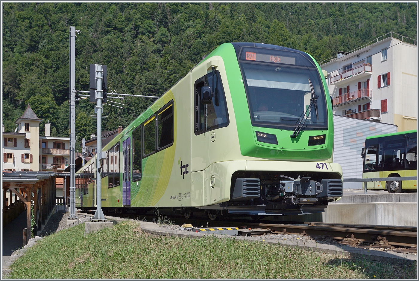 Beim Halt und Richtungswechsel in Le Sépey konnte der TPC ASD ABe 4/8 471 bildfüllend fotografiert werden. 

27. Juli 2024