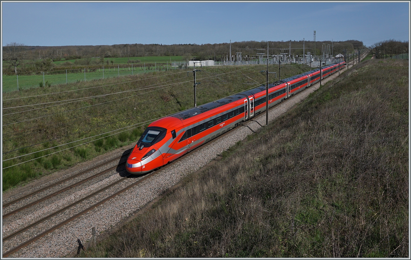 Bella Italia  mitten in Frankreich und dies sehr schnell: Mit gegen 300 km/h flitzt der FS Trenitalia ETR 400 030 als Frecciarossa FR 6647 von Paris Gare de Lyon (9:30) nach Lyon Perrache (an 11:48) bei Saint-Émiland über die Hochgeschwindigkeitsstrecke LGV. 6. April 2024