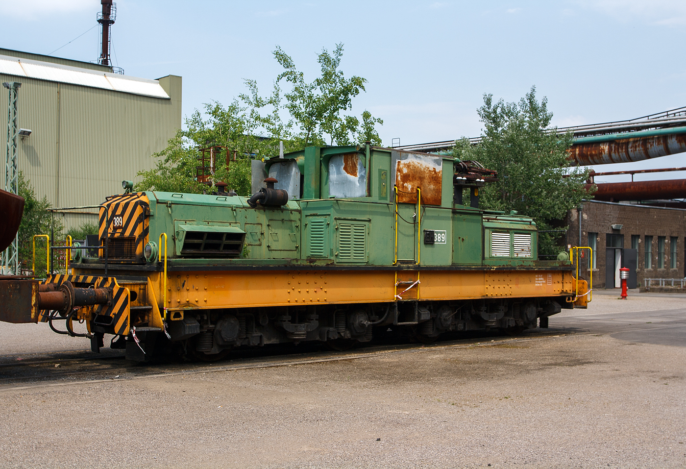 Bereits in den 1950er Jahren waren in Deutschland Zweikraftlokomotiven ein Thema....

Die Krauss-Maffei EM 07 Zweikraftlokomotive EH 389, ex EH 104, am 05.06.2011 im LWL-Industriemuseum Henrichshütte in Hattingen. Hier von der Dieselseite.

Die Lok wurde 1955 von Krauss-Maffei in München-Allach unter der Fabriknummer 18163 gebaut und an die EH - Gemeinschaftsbetrieb Eisenbahn und Häfen GbR in Duisburg-Hamborn als EH 104 geliefert.

Um auf ihrem mit 600 V Gleichspannung elektrifizierten Streckennetz schwere Güterzüge zu befördern sowie Rangierfahrten auf nicht elektrifizierten Streckenabschnitten durchführen zu können, benötigten die EH - Eisenbahn und Häfen robuste und schwere Industrielokomotiven mit Hybridantrieb. Bei der Wahl der Art des Hybrid-Antriebes wurde auf eine Kombination Oberleitung – dieselelektrischer Antrieb gesetzt. Deshalb entschieden sich Eisenbahn und Häfen für die Bestellung einer Lokomotive für Oberleitungs- und Dieselmotorantrieb.

Im Jahre1955 lieferten die Lokfabriken Jung (Typ ED 80 t) und Krauss-Maffei (Typ EM 07) jeweils drei Versuchslokomotiven an die EH. Die Anforderungen an den Lieferanten waren folgende:
•	sehr kräftiger Rahmen zur unproblematischen Aufnahme von Beanspruchungen durch seitliche oder frontale Zusammenstöße,
•	Mittelführerstand mit zwei diagonal angeordneten Fahrständen mit besten Sichtverhältnissen,
•	 gute Geräuschdämpfung des Dieselmotors sowie
•	 80 t Dienstgewicht und so gering wie mögliche Achsentlastungen.

Bei den Probefahrten überzeugte jedoch die Lokomotive vom Typ ED 80 t von Jung, so erhielt Jung den Auftrag zur Fertigung der Serie von insgesamt 64 weiteren Exemplaren und die drei Loks von Krauss-Maffei vom Typ EM 07 blieben Einzelstücke.

Die Hybridlokomotive mit dem kombinierten Antrieb als Elektrolokomotive und mit dieselelektrischem Antrieb, waren bis Anfang der 2000er Jahre im Einsatz. 
