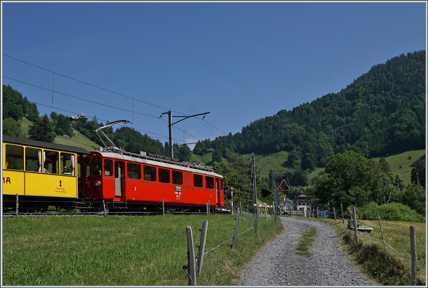 Bernina Bahn Ambieten an der  Riviera Vaudoise : Der RhB Bernina Bahn ABe 4/4 I N° 35 der Blonay Chamby Bahn ist mit dem Bernina Bahn As2 und dem hier nicht zusehenden MOB B4 N° 61 (beide auch Blonay-Chamby) als  Valrose Nostalgie Express  kurz vor Les Avants auf der Fahrt von Montreux nach Rougemont. 

15. Juni 2025 