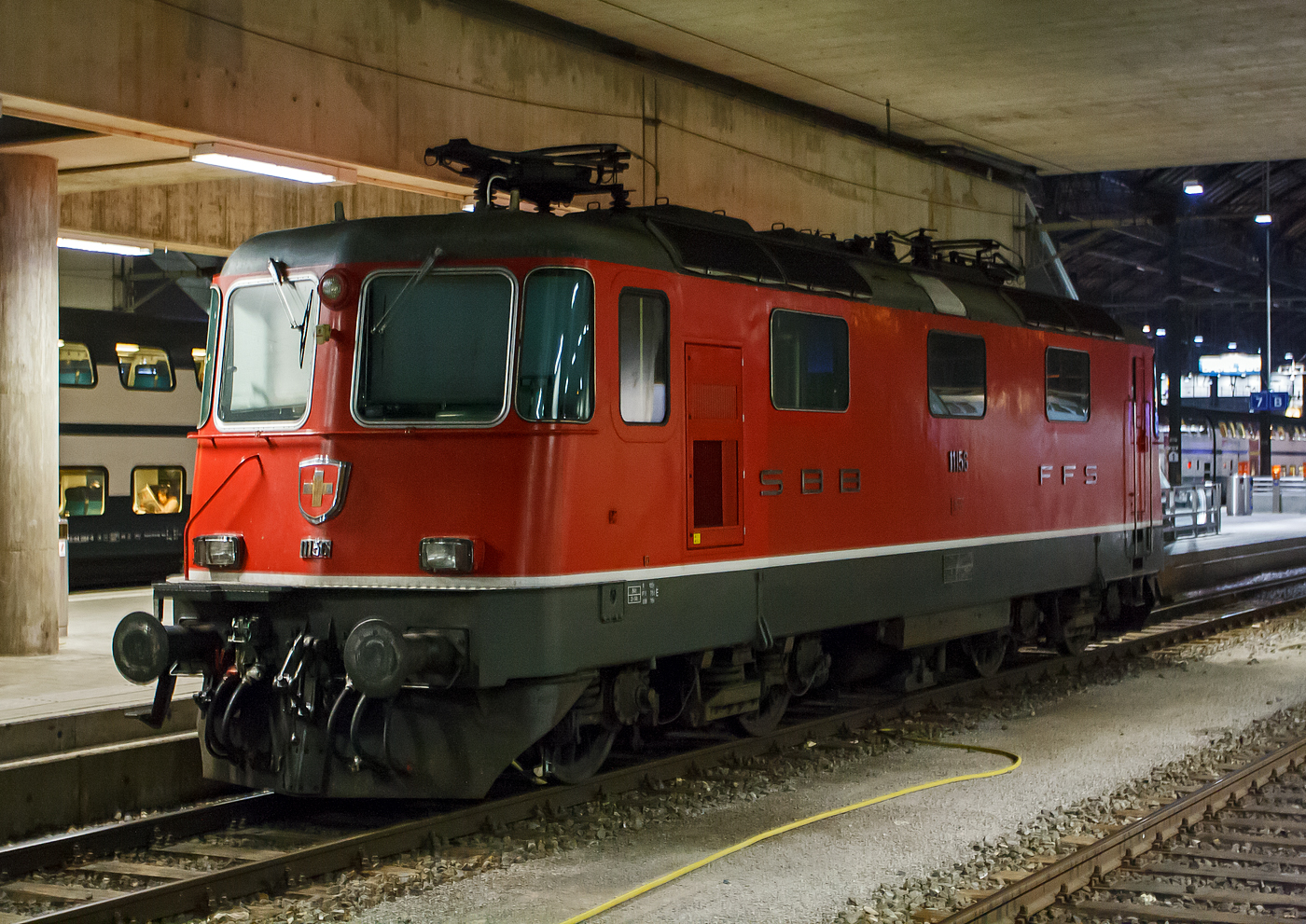 Bevor ich in hinten den IR 1951 nach Zürich umsteige muss ich erst noch eine meiner Lieblingsloks ablichten: Die SBB Re 4/4  - 11156 (Re 420 156) ist am 29.09.2012 (1:08 Uhr) im Bahnhof Basel SBB abgestell. Diese Lok ist die erste aus der 2. Bauserie. Diese Bo'Bo' Universallokomotiven haben eine Leistung von 4700 kW (6320 PS) und eine Höchstgeschwindigkeit von 140 km/h, in der Schweiz ist nicht Höchstgeschwindigkeit  sondern Leistung das entscheidende.
