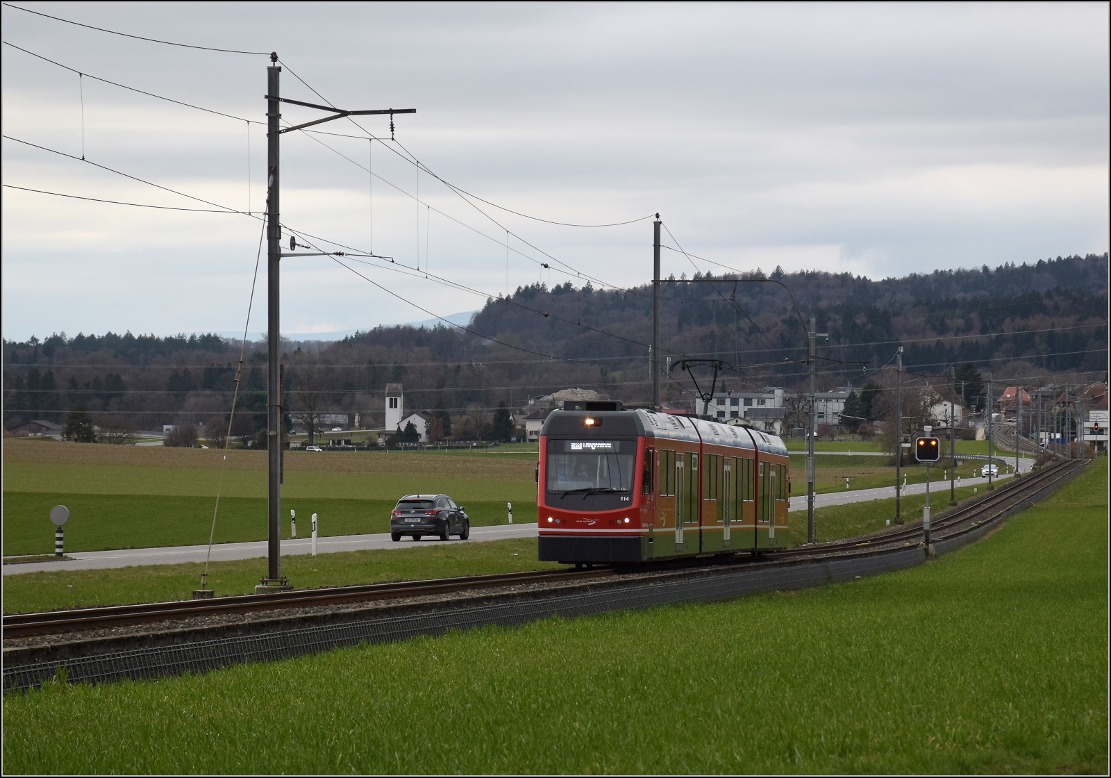 Bierlisi statt Bipperlisi. 

Be 4/8 114 'Saturn' auf dem Weg von Attiswil nach Wiedlisbach hat vor Museumsz�gen Vorfahrt. Februar 2026.