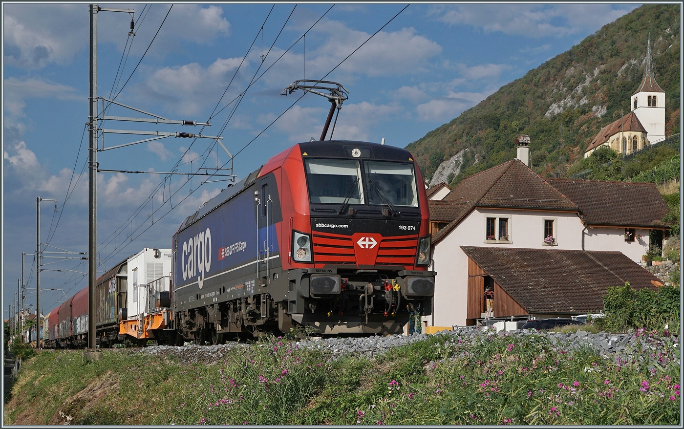 Bildf�llend zeigt sich die von SBB Cargo angemietete 193 074 mit einem langen G�terzug bei Ligerz in Fahrtrichutng Biel/Bienne, trotzdem fand die bekannte Kirche von Ligerz auf dem Bild noch Platz.

24. August 2026