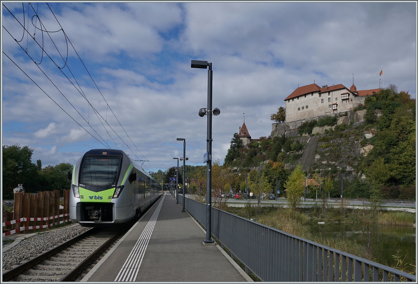 Bis die Arbeiten am östlichen Sense-Ufer abgeschlossen sind, muss für das Motiv des ausfahrenden BLS MIKA RABe 528 119 als S2 15247 mit dem Schloss von Laupen als Hintergrund der Bahnsteig als Fotostandort genügen. Später wird der Weg der Sense entlang sicher weitaus eindrücklicher Bilder erlauben.

5. Oktober 2024