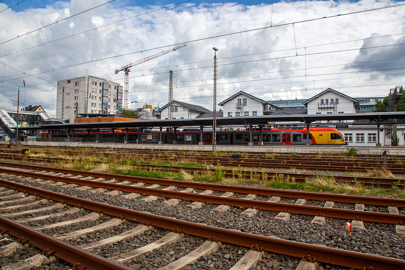 Blick auf den Hauptbahnhof Siegen am 28.08.2023, hinten auf Gleis 3 steht der 5-teilige Stadler Flirt 429 049 / 429 549 der HLB Bahn (Hessischen Landesbahn), als RE99 Siegen – Gießen.